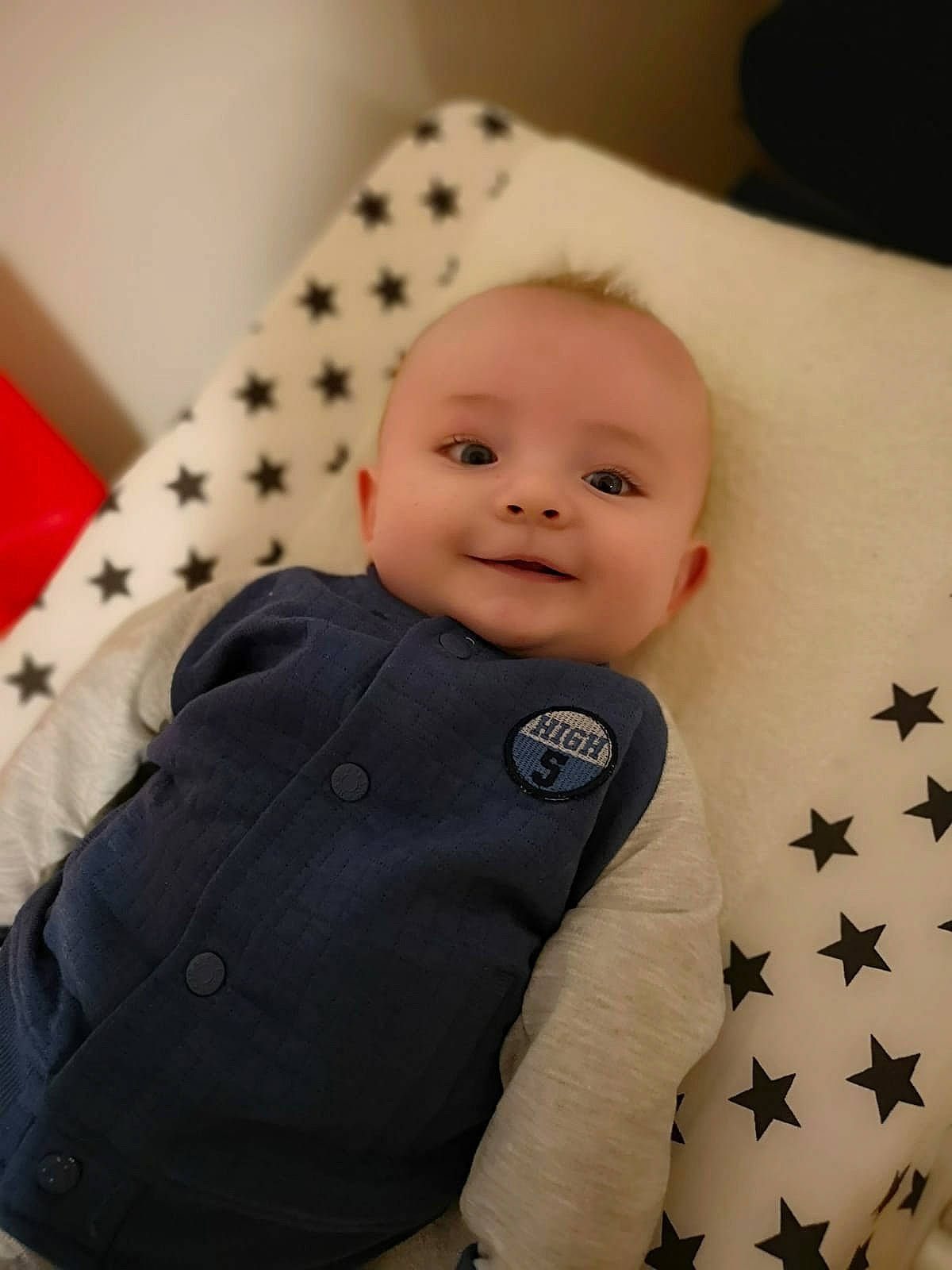 Léo participe au concours pour gagner de l'argent avec cette photo : baby, baby_products, blanket, cheek, child, face, head, lip, person, product, skin, toddler