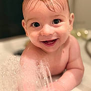 Alézyo a rejoint le concours — aidez-le/la à gagner de superbes lots ! baby, child, water, bathroom, smile, wet_hair, faucet, splash, cute, playing, happy, skin, face, hand, infant, toddler, water_spray, closeup, indoors, joyful