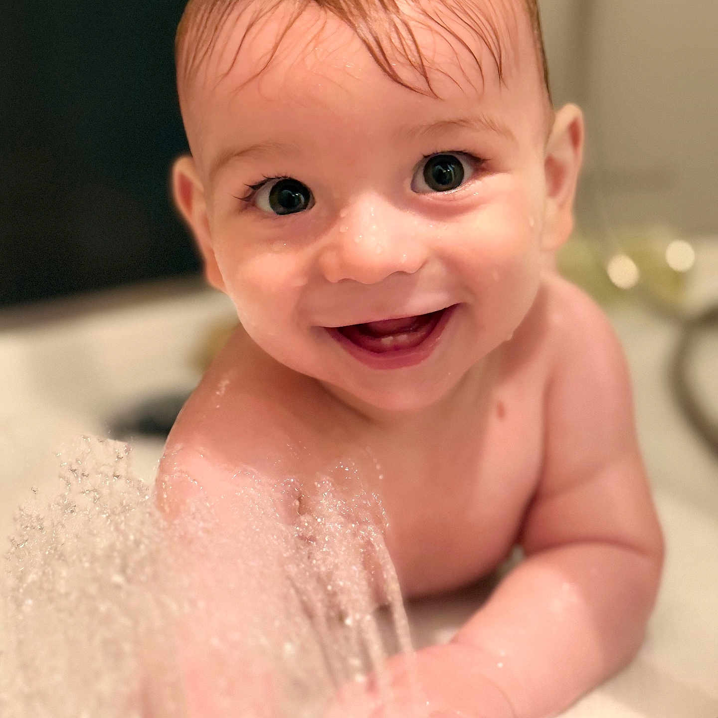 Alézyo a rejoint le concours — aidez-le/la à gagner de superbes lots ! baby, bathroom, child, closeup, cute, face, faucet, hand, happy, indoors, infant, joyful, playing, skin, smile, splash, toddler, water, water_spray, wet_hair