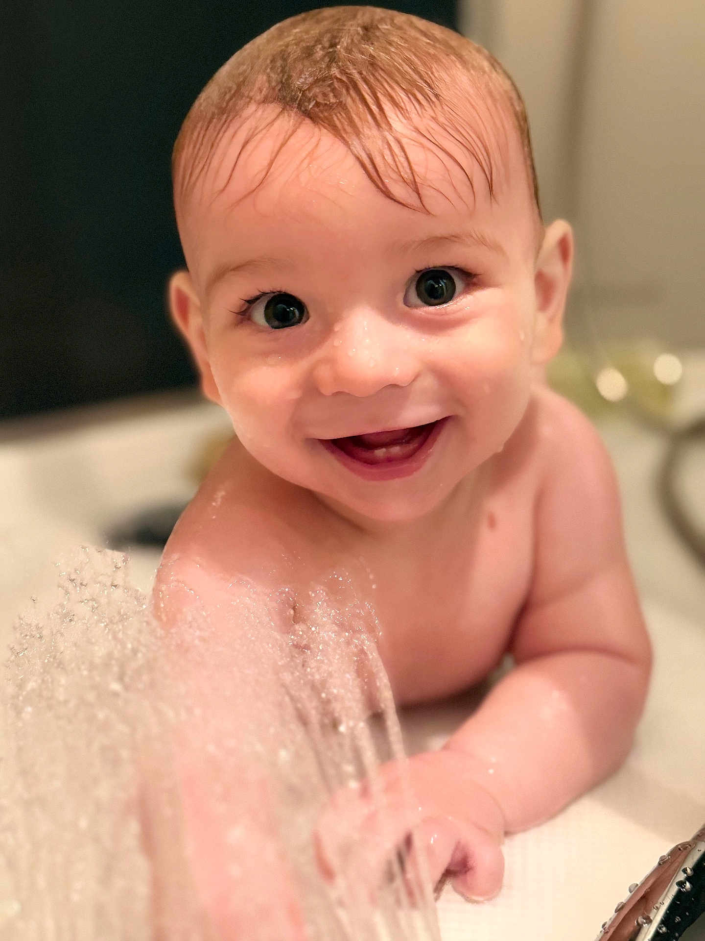 Alézyo a rejoint le concours — aidez-le/la à gagner de superbes lots ! baby, child, water, bathroom, smile, wet_hair, faucet, splash, cute, playing, happy, skin, face, hand, infant, toddler, water_spray, closeup, indoors, joyful