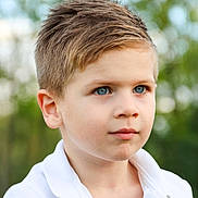 Ayden a rejoint le concours — aidez-le/la à gagner de superbes lots ! child, boy, portrait, blue_eyes, white_shirt, short_hair, outdoor, nature, young, cute, face, head, person, casual_clothing, daylight, expression, skin, human, looking_away, background_blur