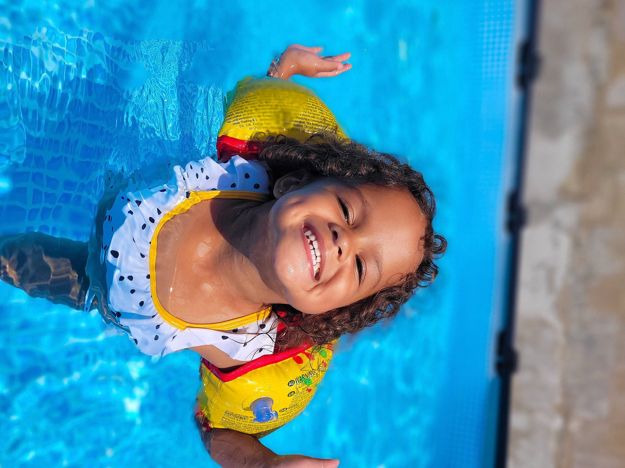Lilas participe au concours pour gagner de l'argent avec cette photo : aqua, azure, bathing, child, electric_blue, fun, happy, joy, laugh, leisure, person, personal_protective_equipment, play, portrait_photography, recreation, smile, swimming_pool, toddler, vacation, water