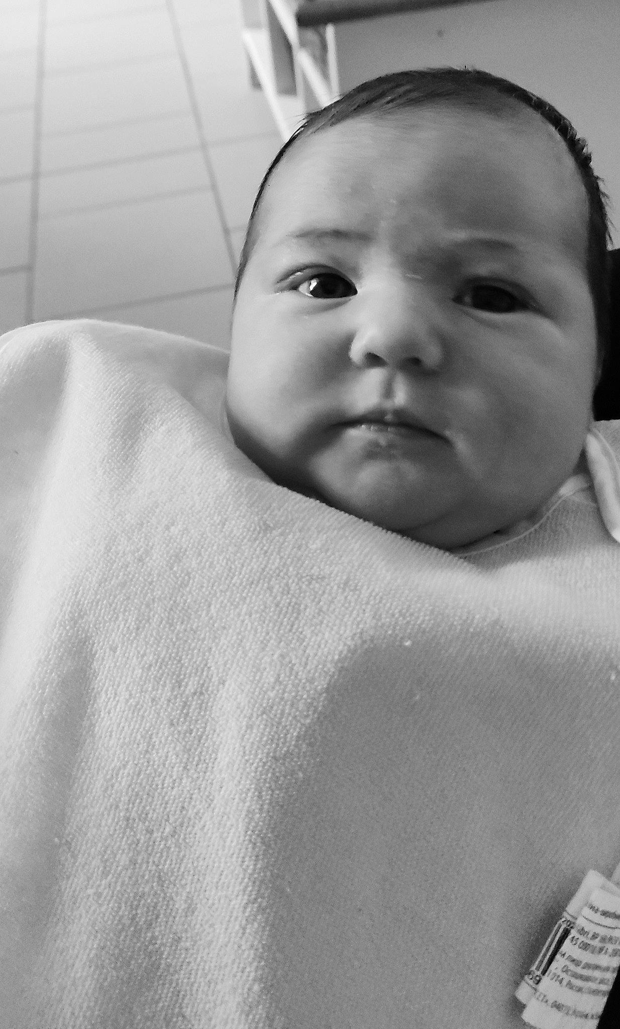 Noélie a rejoint le concours — aidez-le/la à gagner de superbes lots ! baby, black_and_white, cheek, chin, comfort, eyebrow, eyelash, face, finger, hairstyle, happy, human_body, iris, jaw, lip, mouth, neck, nose, person, skin