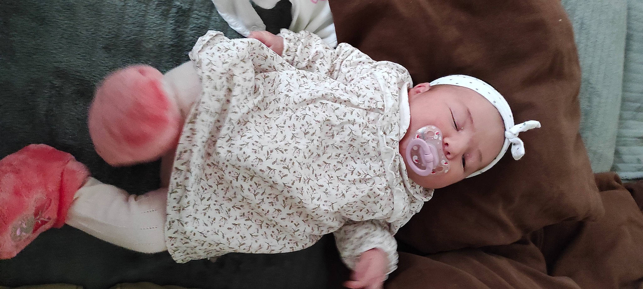 Noélie participe au concours pour gagner de l'argent avec cette photo : baby, baby_toddler_clothing, child, comfort, ear, finger, gesture, hand, human_body, knit_cap, leg, nail, neck, person, pink, skin, sleeve, textile, thumb, toddler