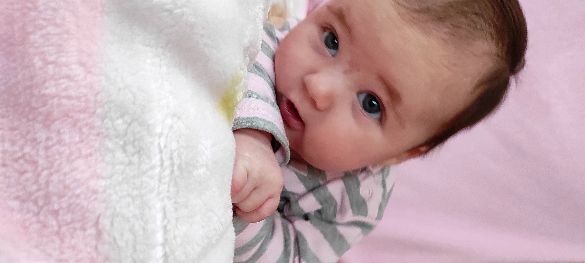 Noélie participe au concours pour gagner de l'argent avec cette photo : baby, baby_toddler_clothing, cheek, child, comfort, eyebrow, eyelash, finger, gesture, happy, iris, linens, lip, neck, nose, pattern, person, skin, sleeve, smile