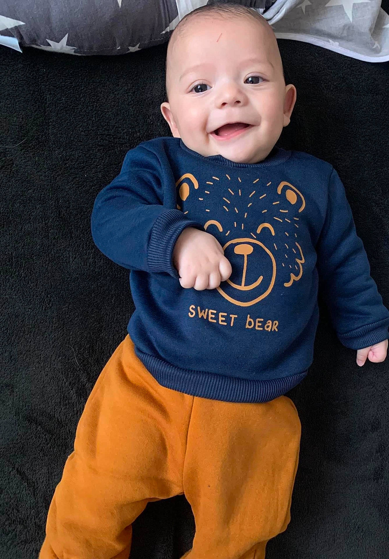 Alessio a rejoint le concours — aidez-le/la à gagner de superbes lots ! baby, babylaughing, clothing, face, happy, head, jeans, knitwear, laughing, pants, person, photography, portrait, sleeve, smile, sweater