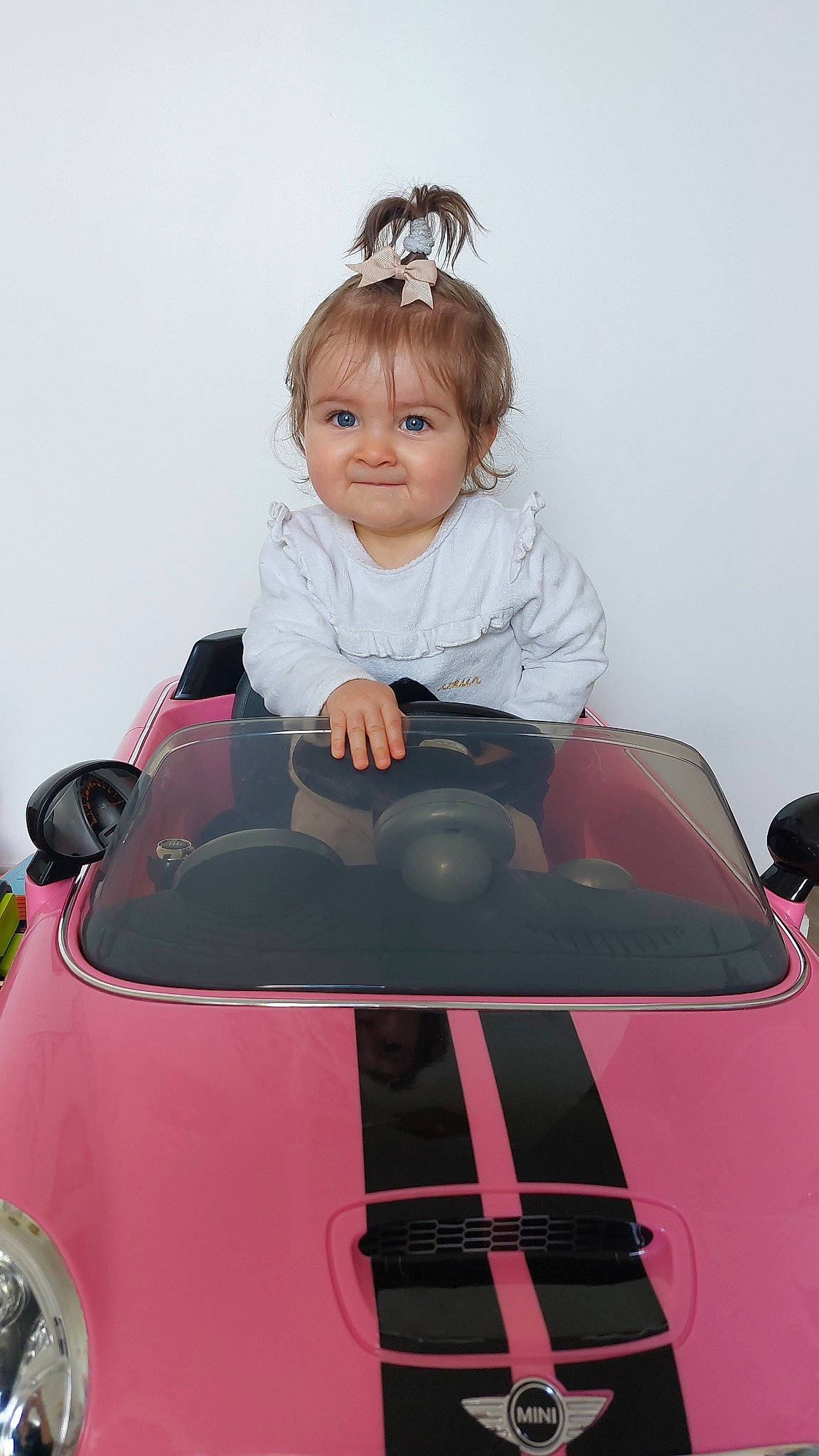 Calysta a rejoint le concours — aidez-le/la à gagner de superbes lots ! auto_part, automotive_design, automotive_exterior, automotive_lighting, automotive_wheel_system, bumper, car, child, classic_car, fun, happy, hood, joy, magenta, motor_vehicle, person, sleeve, smile, toddler, vehicle