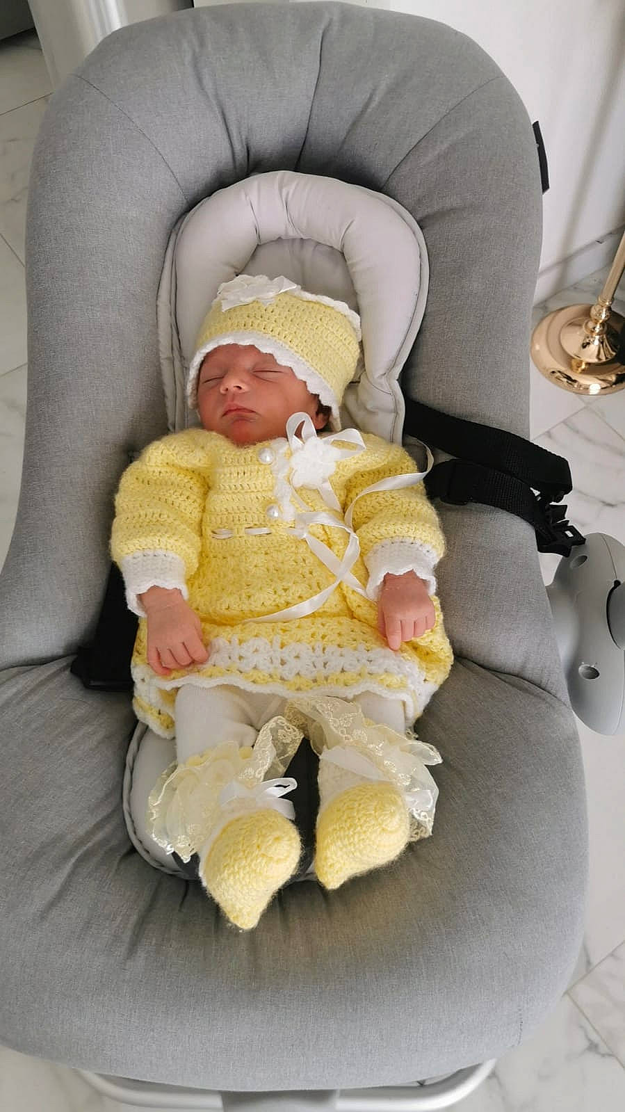 Anouchka a rejoint le concours — aidez-le/la à gagner de superbes lots ! baby, baby_carriage, baby_products, baby_safety, baby_sleeping, baby_toddler_clothing, beanie, car_seat, chair, cheek, child, comfort, headgear, headwear, knit_cap, lap, linens, person, room, sitting