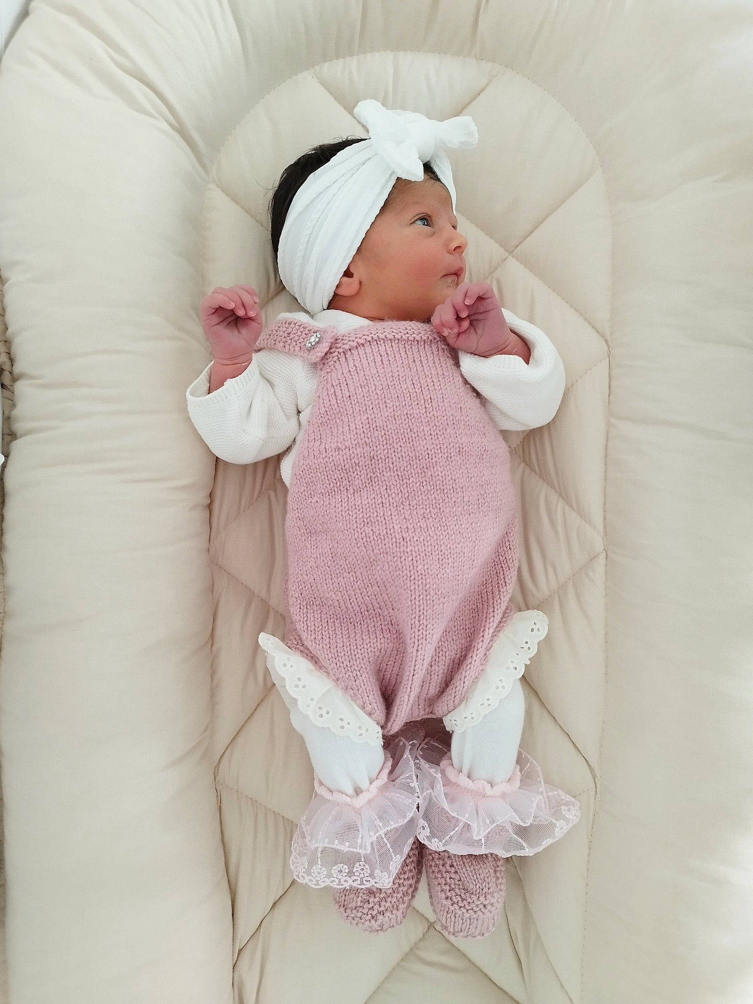 Anouchka a rejoint le concours — aidez-le/la à gagner de superbes lots ! arm, baby, baby_products, baby_safety, baby_sleeping, baby_toddler_clothing, beanie, bedding, child, comfort, headwear, infant_bed, linens, magenta, outerwear, pattern, person, pink, product, sleeve