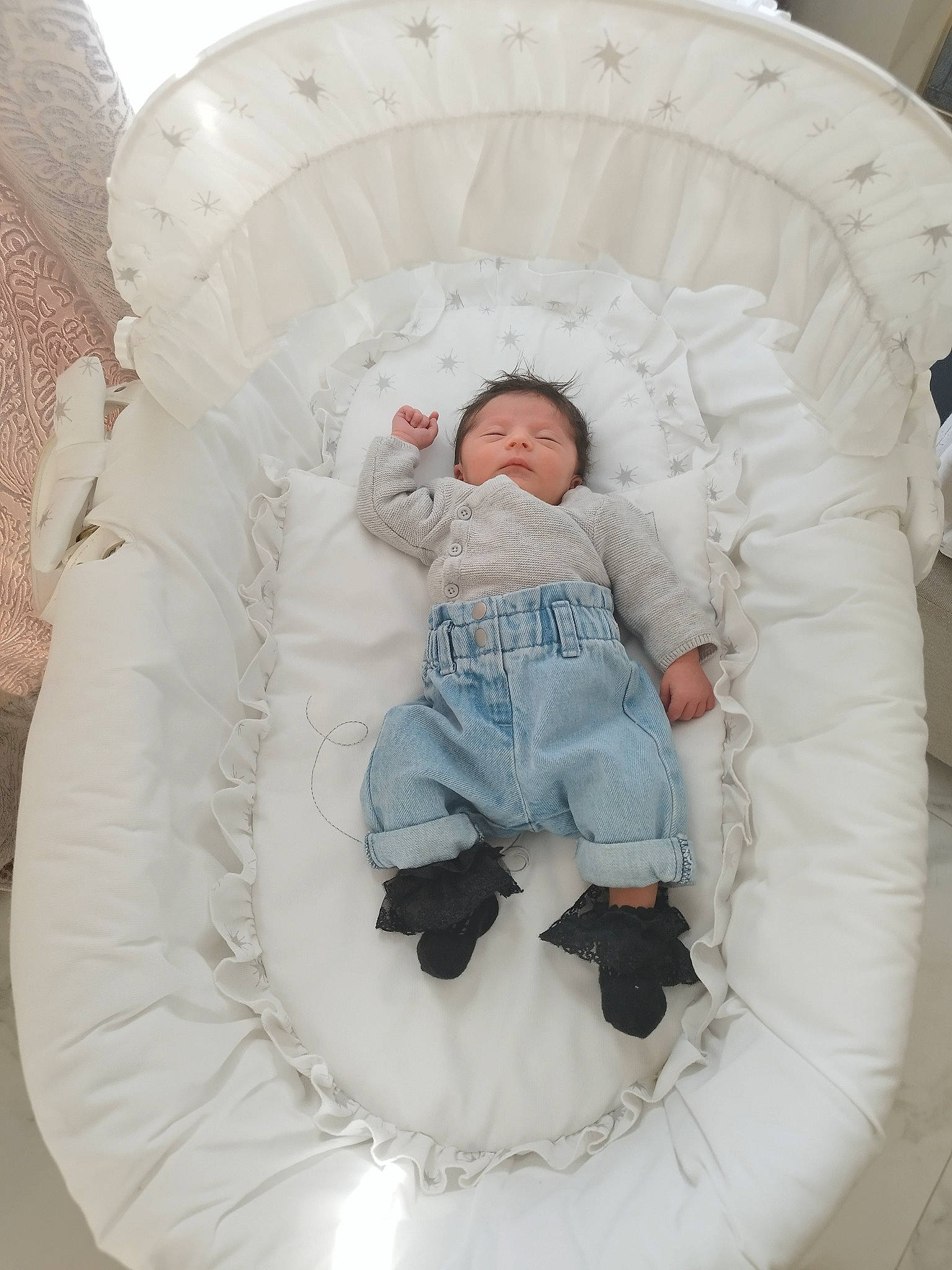 Anouchka participe au concours pour gagner de l'argent avec cette photo : baby, baby_products, baby_toddler_clothing, child, circle, comfort, fun, inflatable, linens, outerwear, person, recreation, sitting, sleeve, smile, t_shirt, toddler, winter