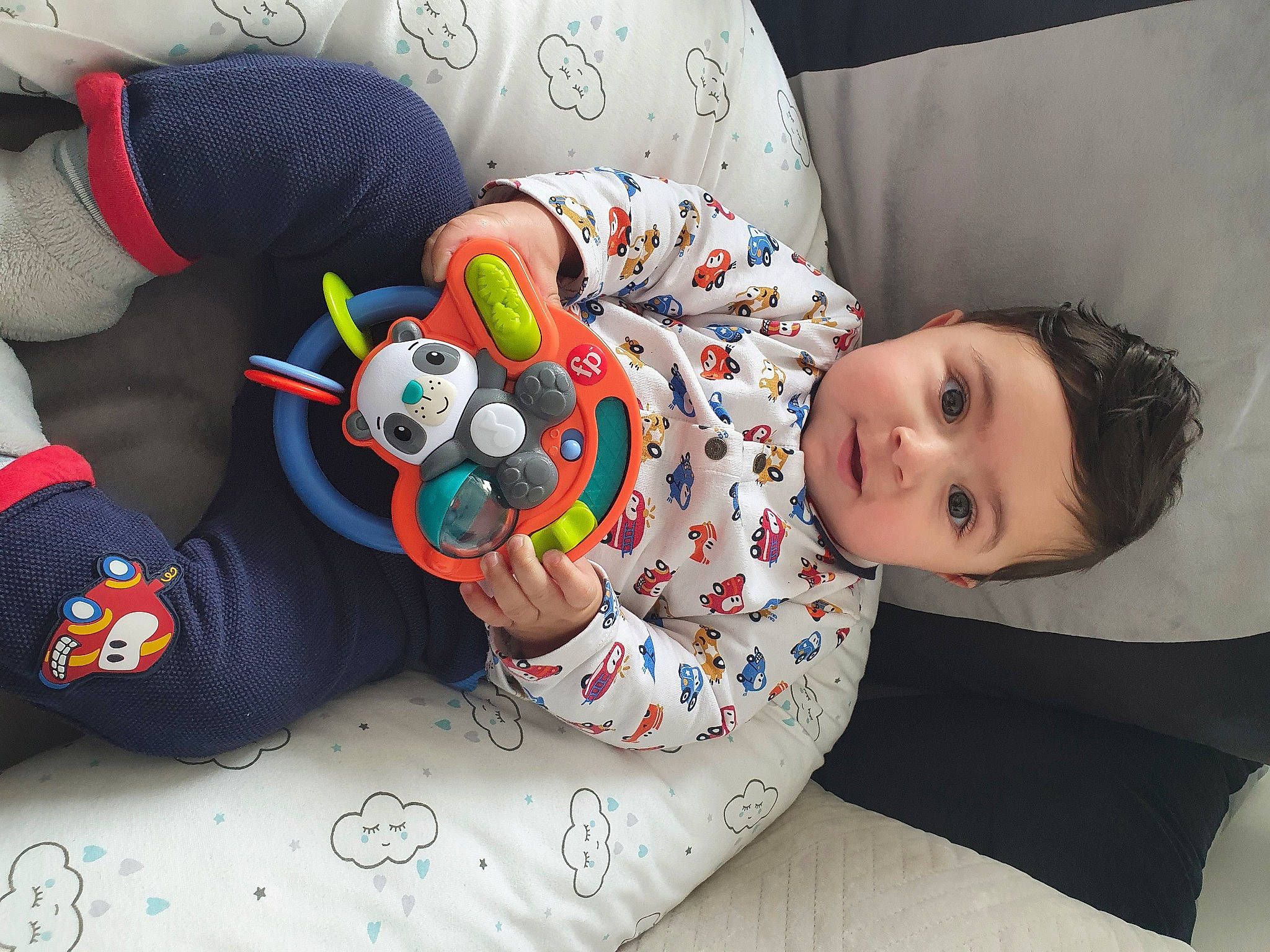 Sofiane a rejoint le concours — aidez-le/la à gagner de superbes lots ! baby, baby_products, baby_toddler_clothing, baby_toys, carmine, child, comfort, fun, head, lap, linens, pattern, person, play, room, sitting, sock, stuffed_toy, thigh, toddler