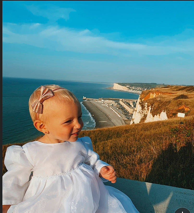 Haylie participe au concours pour gagner de l'argent avec cette photo : azure, blue, child, cloud, coast, coastal_and_oceanic_landforms, fun, happy, horizon, joy, leisure, ocean, person, photograph, photography, sea, sky, summer, toddler, tourism