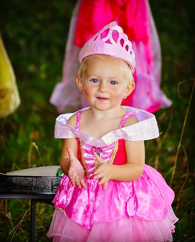 Haylie participe au concours pour gagner de l'argent avec cette photo : baby, baby_products, baby_toddler_clothing, child, child_model, clothing, costume, dress, hair_accessory, happy, headgear, joy, person, pink, product, smile, toddler