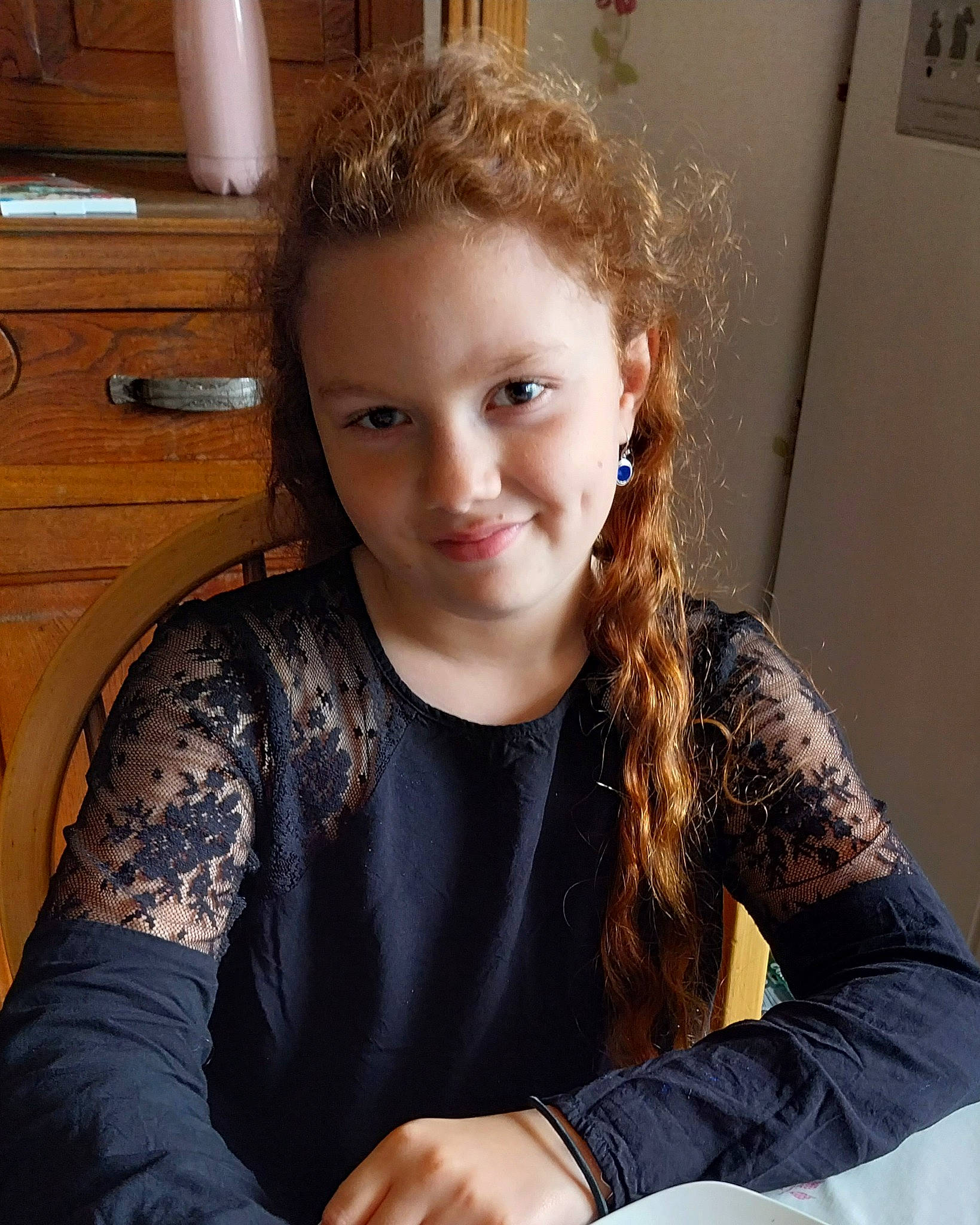 Izabella a rejoint le concours — aidez-le/la à gagner de superbes lots ! arm, blond, brown_hair, cabinetry, chair, chin, drawer, elbow, eyebrow, flash_photography, fun, gesture, happy, jewellery, joy, long_hair, neck, person, picture_frame, sleeve