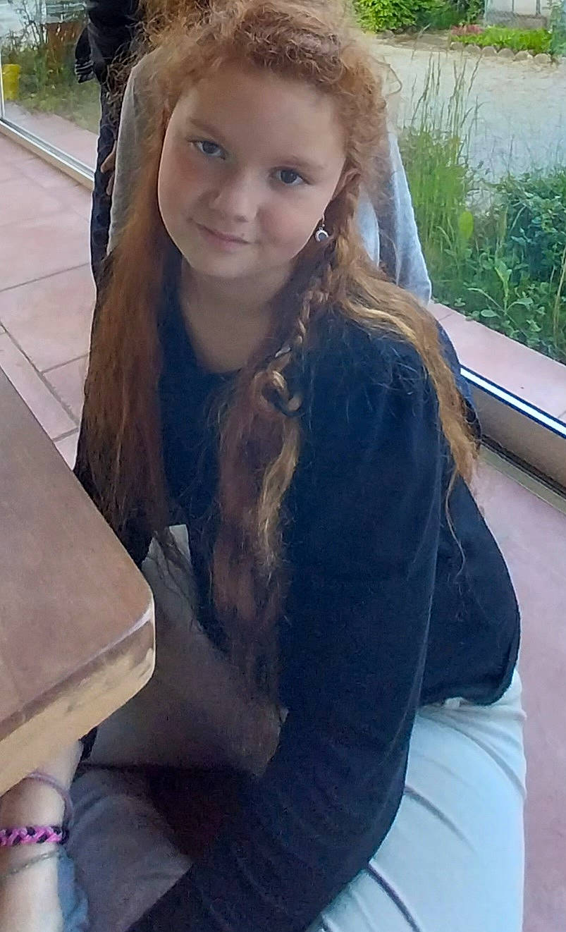 Izabella a rejoint le concours — aidez-le/la à gagner de superbes lots ! blond, brown_hair, eye, eyewear, facial_expression, fashion_accessory, fur, grass, hair_coloring, hairstyle, happy, jewellery, joy, leisure, lip, long_hair, person, plant, selfie, sitting