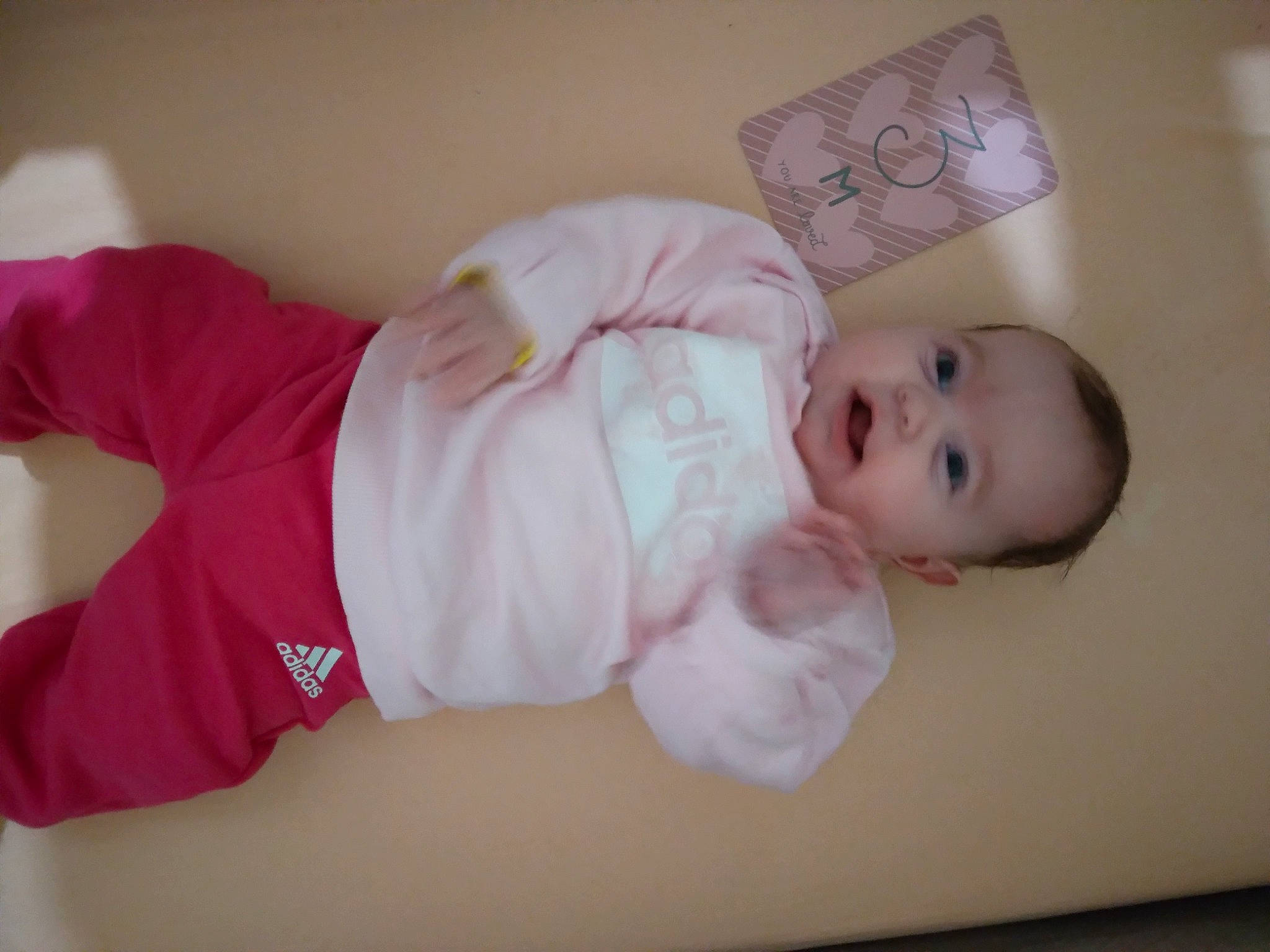 élyna a rejoint le concours — aidez-le/la à gagner de superbes lots ! baby, baby_products, baby_safety, baby_toddler_clothing, child, comfort, elbow, foot, human_leg, knee, person, pink, product, room, skin, sleeve, sock, t_shirt, thigh, toddler