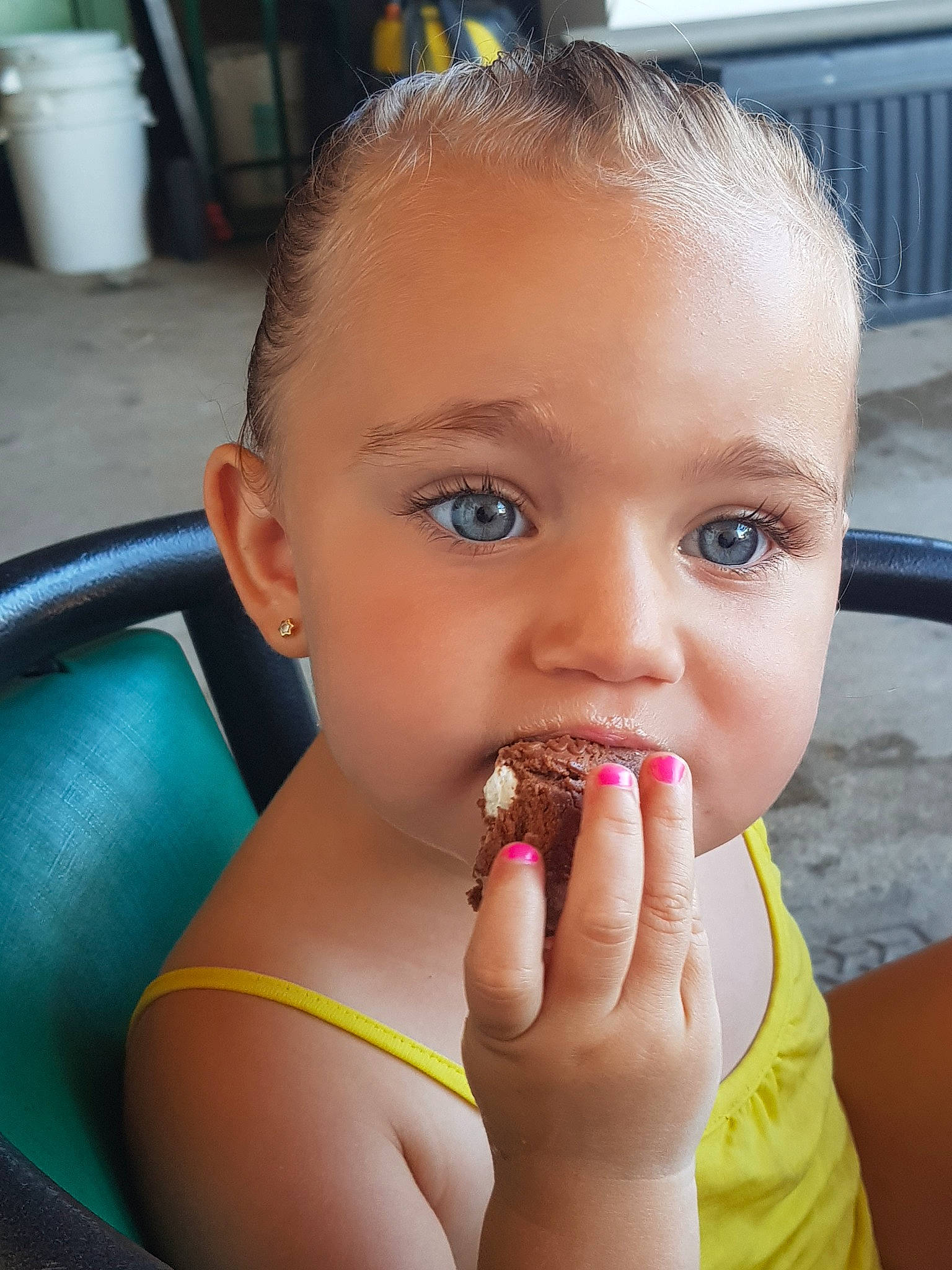 Victoria participe au concours pour gagner de l'argent avec cette photo : cheek, child, eating, eye, eyebrow, eyelash, face, finger, forehead, lip, mouth, nail, neck, nose, person, skin, smile, summer, toddler, vacation