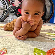 Myven a rejoint le concours — aidez-le/la à gagner de superbes lots ! baby, babycrawling, babylaughing, bicycle, biting, clothing, crawling, face, happy, head, machine, person, photography, portrait, sitting, sleeve, smile, transportation, vehicle, wheel