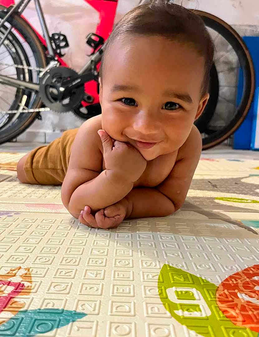 Myven a rejoint le concours — aidez-le/la à gagner de superbes lots ! baby, babycrawling, babylaughing, bicycle, biting, clothing, crawling, face, happy, head, machine, person, photography, portrait, sitting, sleeve, smile, transportation, vehicle, wheel