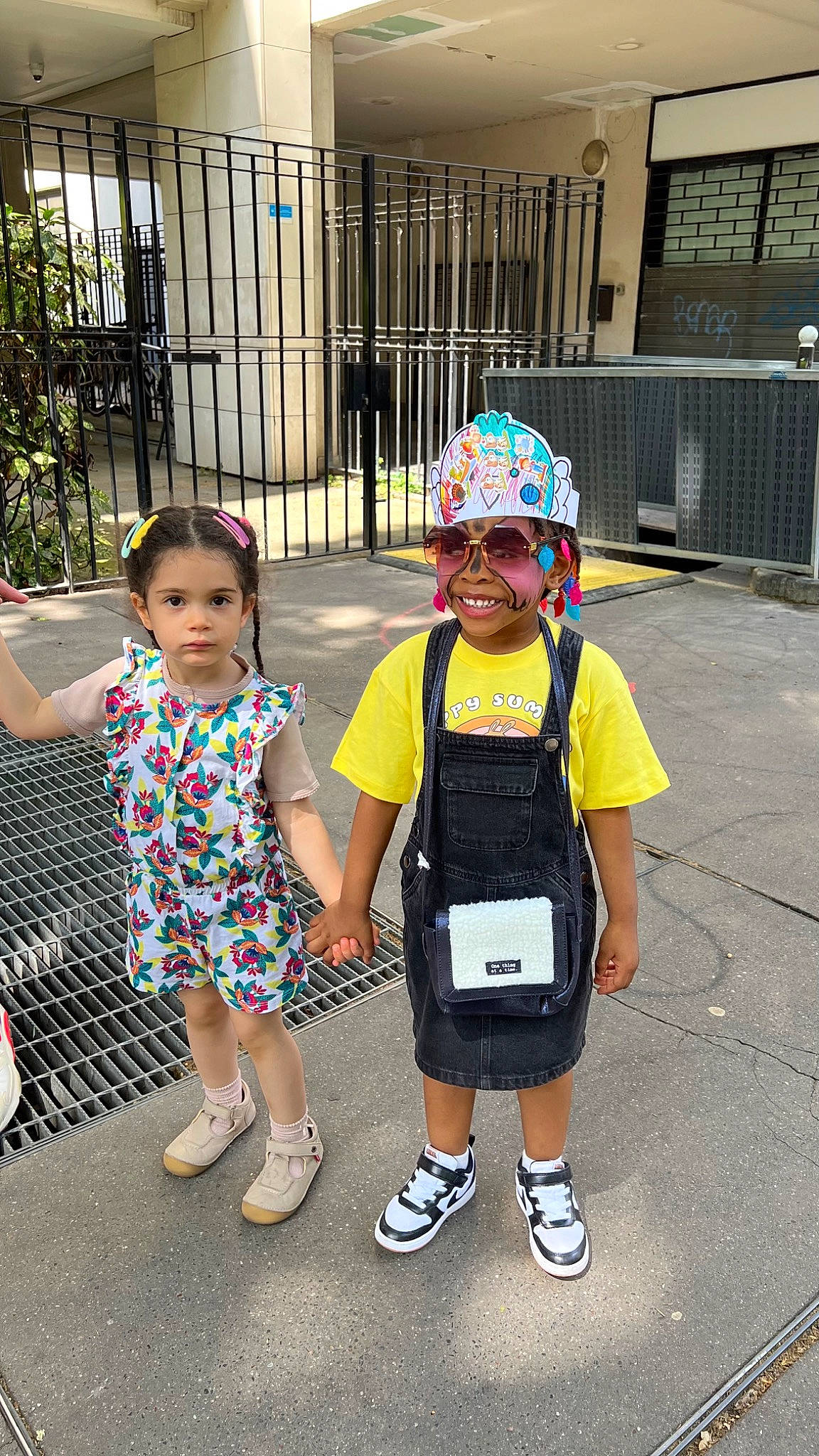 Yoro Merlyne Came a rejoint le concours — aidez-le/la à gagner de superbes lots ! asphalt, bicycle_helmet, event, fence, fun, happy, headwear, helmet, joy, leisure, pedestrian, person, personal_protective_equipment, recreation, road, sandal, shorts, sidewalk, sneakers, street