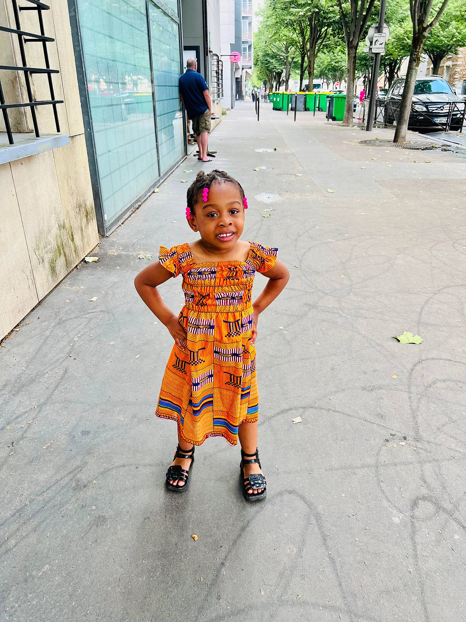 Yoro Merlyne Came a rejoint le concours — aidez-le/la à gagner de superbes lots ! asphalt, car, child, fun, happy, joy, leisure, morning, pedestrian, person, recreation, road, road_surface, sidewalk, street, t_shirt, temple, tire, toddler, travel