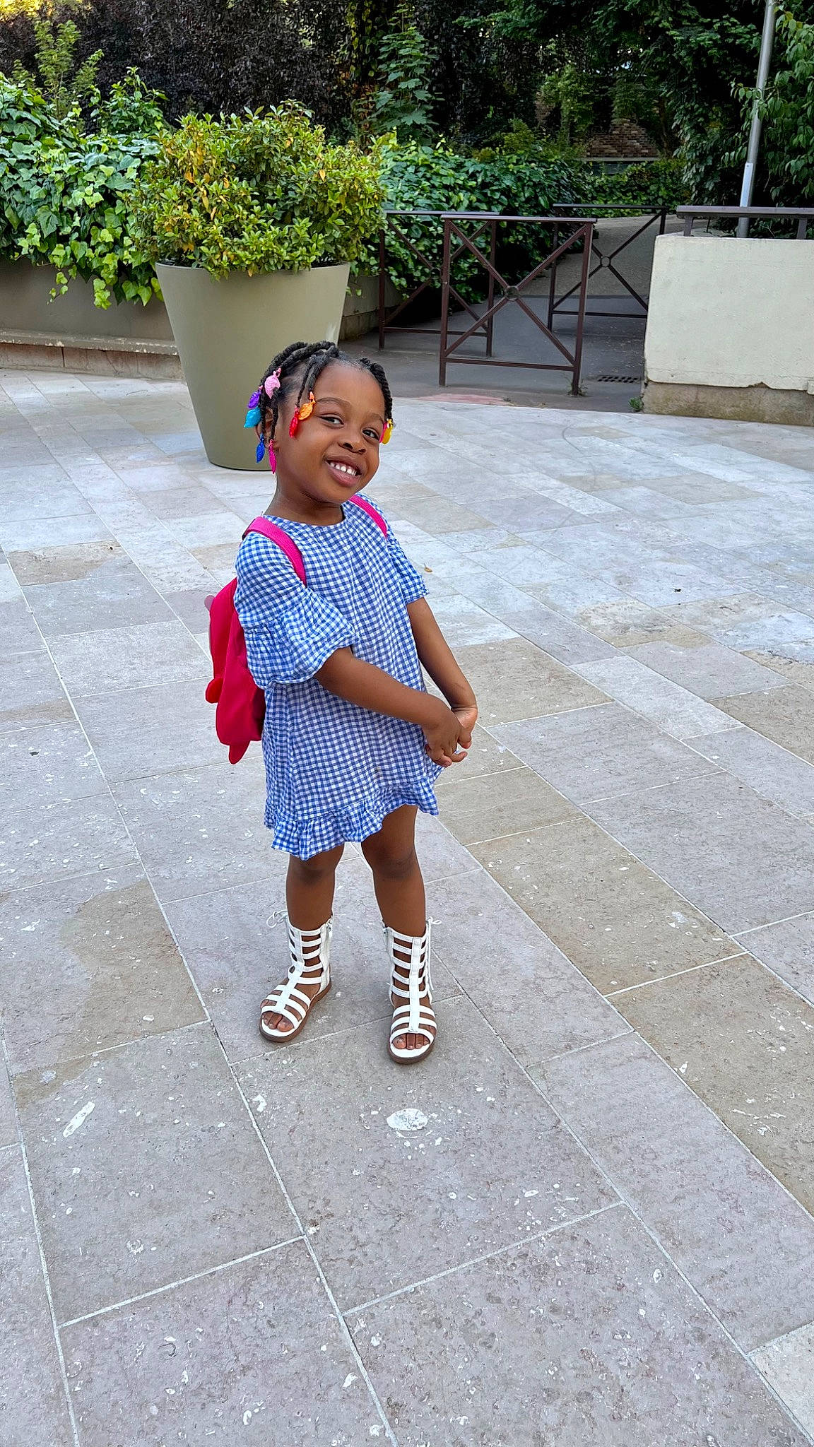 Yoro Merlyne Came participe au concours pour gagner de l'argent avec cette photo : asphalt, baby_toddler_clothing, child, electric_blue, flooring, happy, human_leg, joy, leisure, pattern, pedestrian, person, plant, public_space, road, road_surface, shorts, sidewalk, street, street_fashion