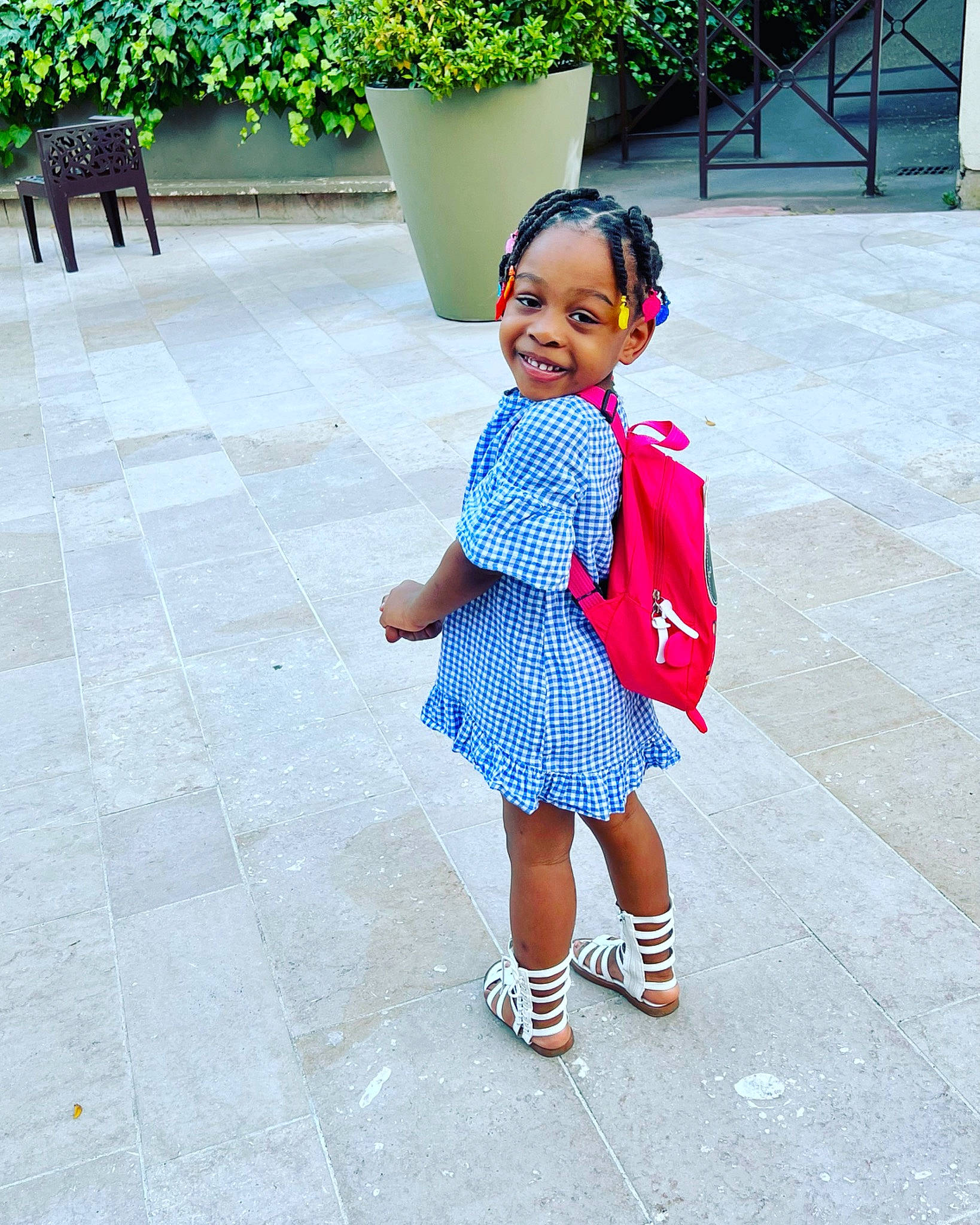 Yoro Merlyne Came participe au concours pour gagner de l'argent avec cette photo : azure, baby_toddler_clothing, black, flowerpot, green, happy, joy, leaf, person, photograph, pink, plant, public_space, sleeve, smile, standing, street_fashion, summer, toddler, vertebrate