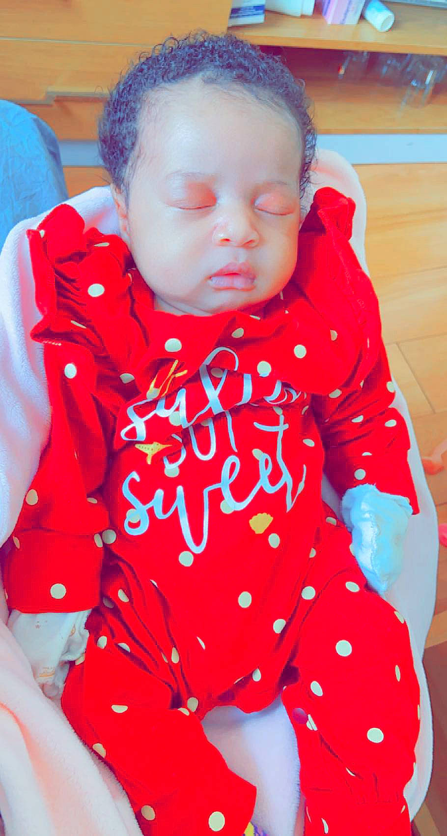 Mia Chance Merkel participe au concours pour gagner de l'argent avec cette photo : arm, azure, baby_toddler_clothing, blue, eye, hair, happy, head, human_body, lip, mouth, neck, nose, orange, outerwear, person, skin, sleeve, smile, t_shirt