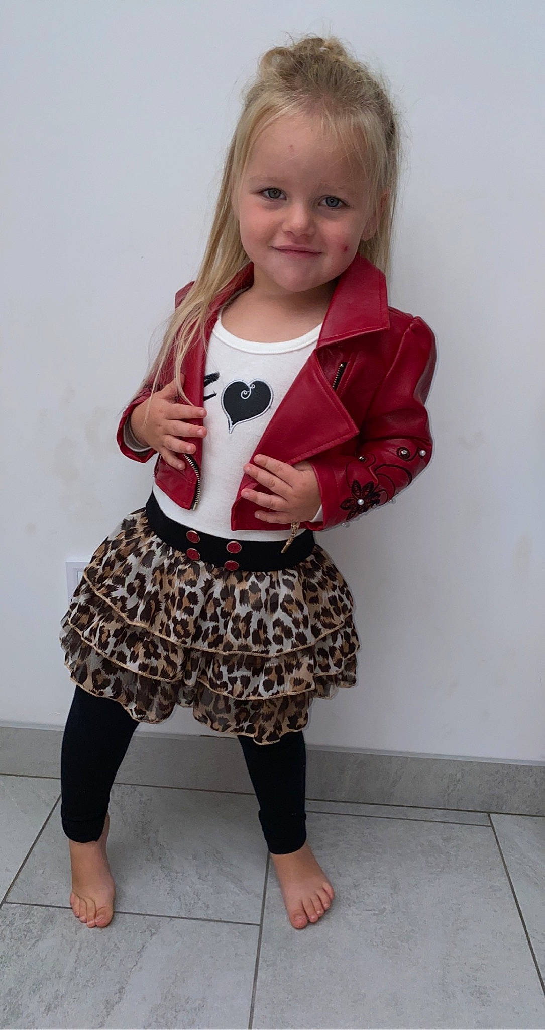 Louane a rejoint le concours — aidez-le/la à gagner de superbes lots ! arm, baby_toddler_clothing, cool, happy, human_body, joy, knee, leg, neck, outerwear, person, photograph, pink, plaid, shoulder, sleeve, street_fashion, tartan, thigh, trunk