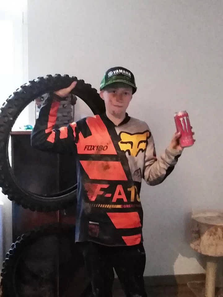 Mathys participe au concours pour gagner de l'argent avec cette photo : auto_part, automotive_tire, automotive_wheel_system, headwear, person, tire