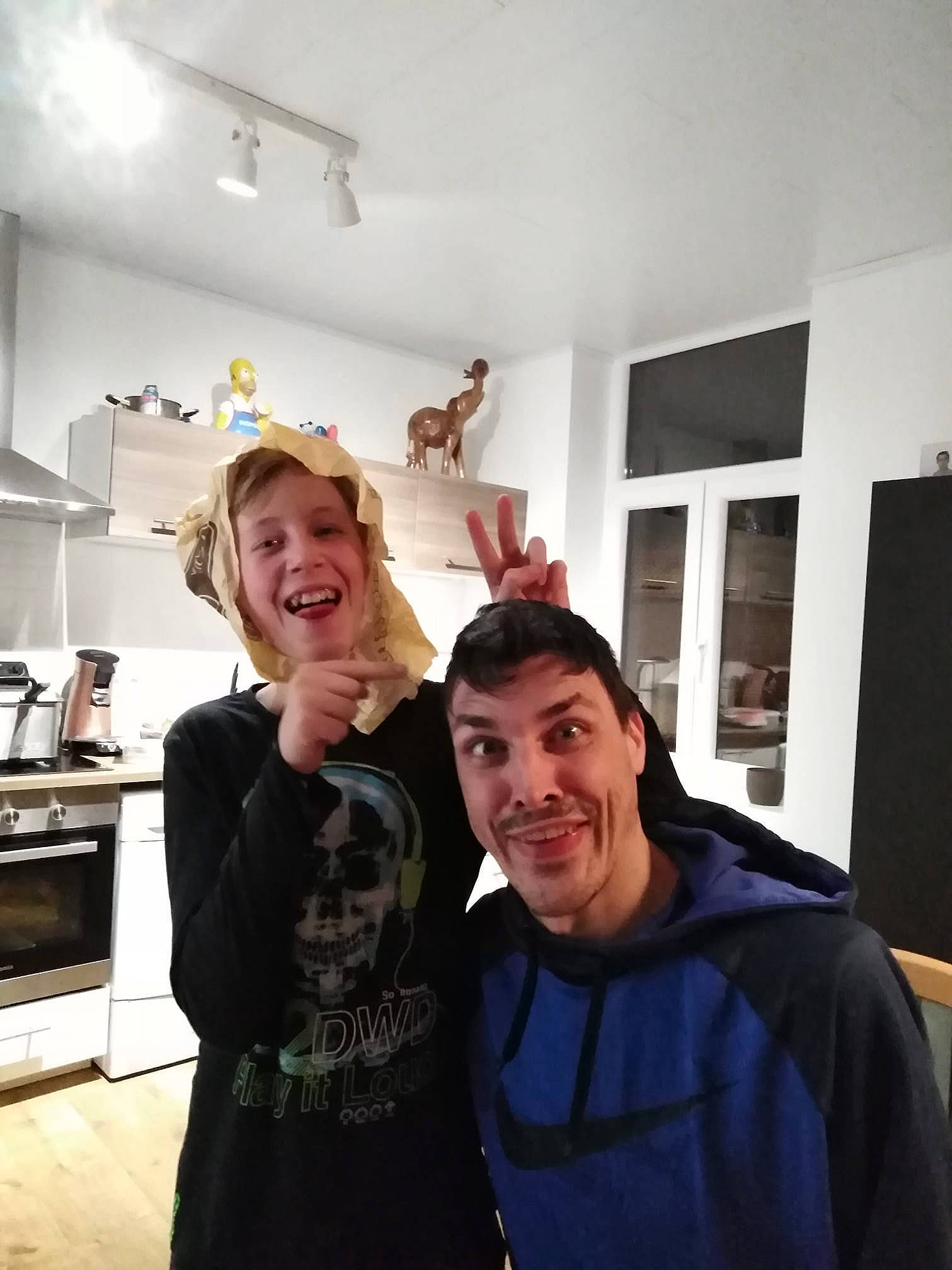 Mathys participe au concours pour gagner de l'argent avec cette photo : ceiling, fun, house, interior_design, joy, person, photography, room, selfie, smile, t_shirt, vacation