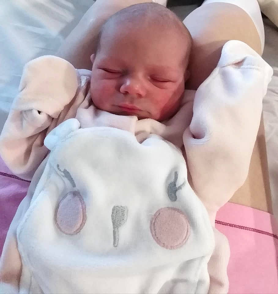 Kaelys a rejoint le concours — aidez-le/la à gagner de superbes lots ! baby, baby_products, baby_sleeping, bedtime, birth, blanket, cheek, child, head, mouth, person, pink, product, skin, sleep, toddler