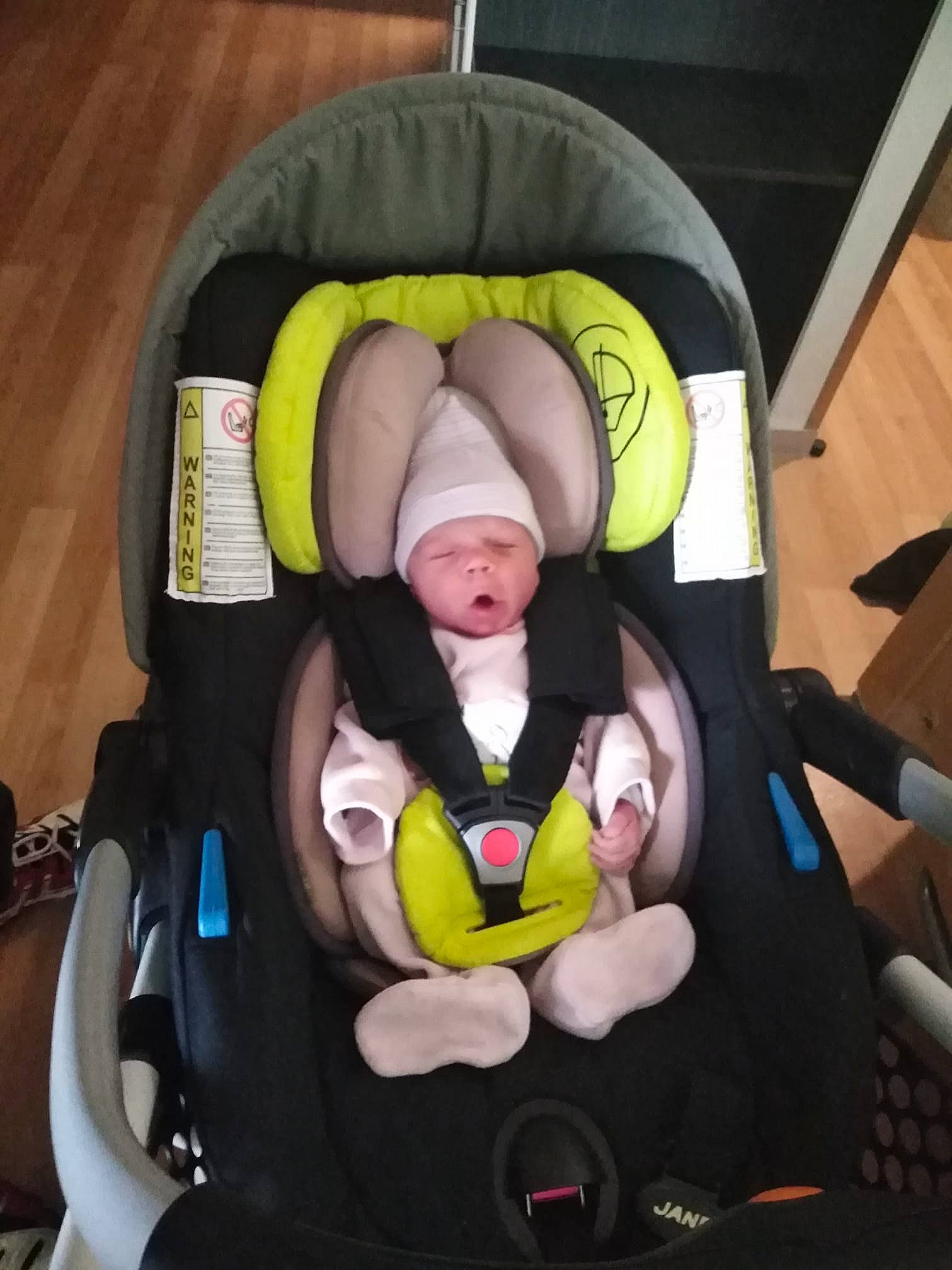 Kaelys a rejoint le concours — aidez-le/la à gagner de superbes lots ! baby, baby_carriage, baby_in_car_seat, baby_products, car_seat, child, comfort, headwear, person, product