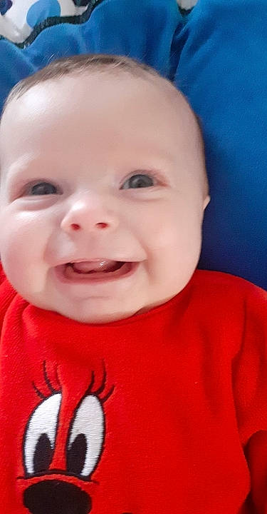 Maëlle a rejoint le concours — aidez-le/la à gagner de superbes lots ! baby, baby_toddler_clothing, blue, cheek, chin, cool, eye, eyebrow, eyelash, happy, head, iris, lip, mouth, nose, person, pink, skin, sleeve, smile