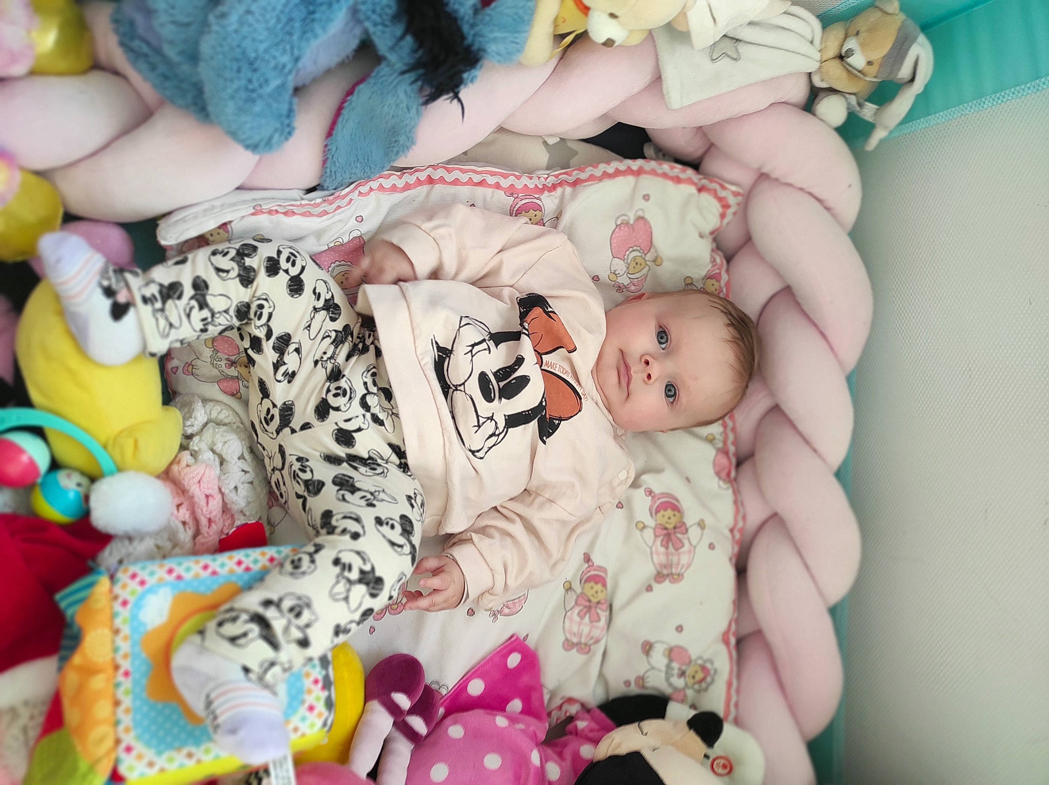 Maëlle participe au concours pour gagner de l'argent avec cette photo : baby, baby_products, baby_toddler_clothing, baby_toys, child, comfort, linens, pattern, person, pink, room, stuffed_toy, toddler, toy
