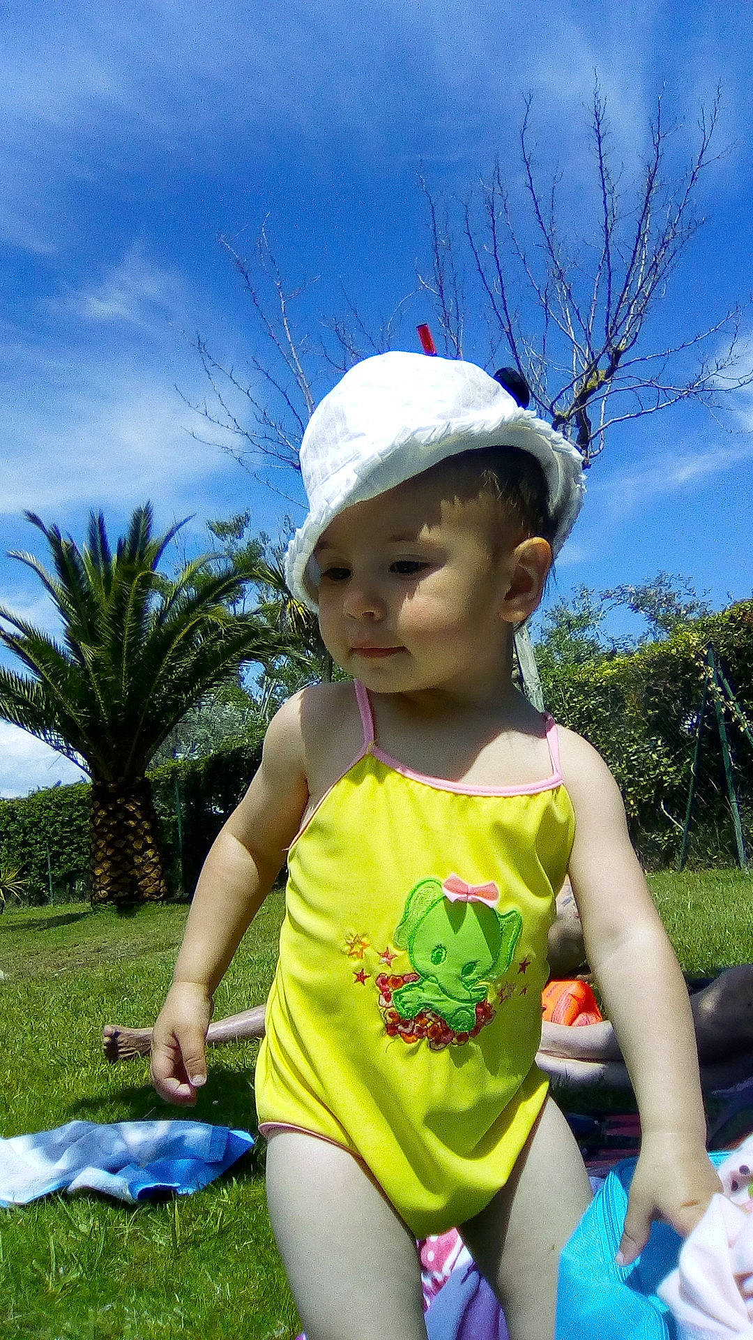 Margot a rejoint le concours — aidez-le/la à gagner de superbes lots ! beauty, blue, child, clothing, day, dress, flower, fun, girl, green, infant, person, season, spring, toddler, vacation