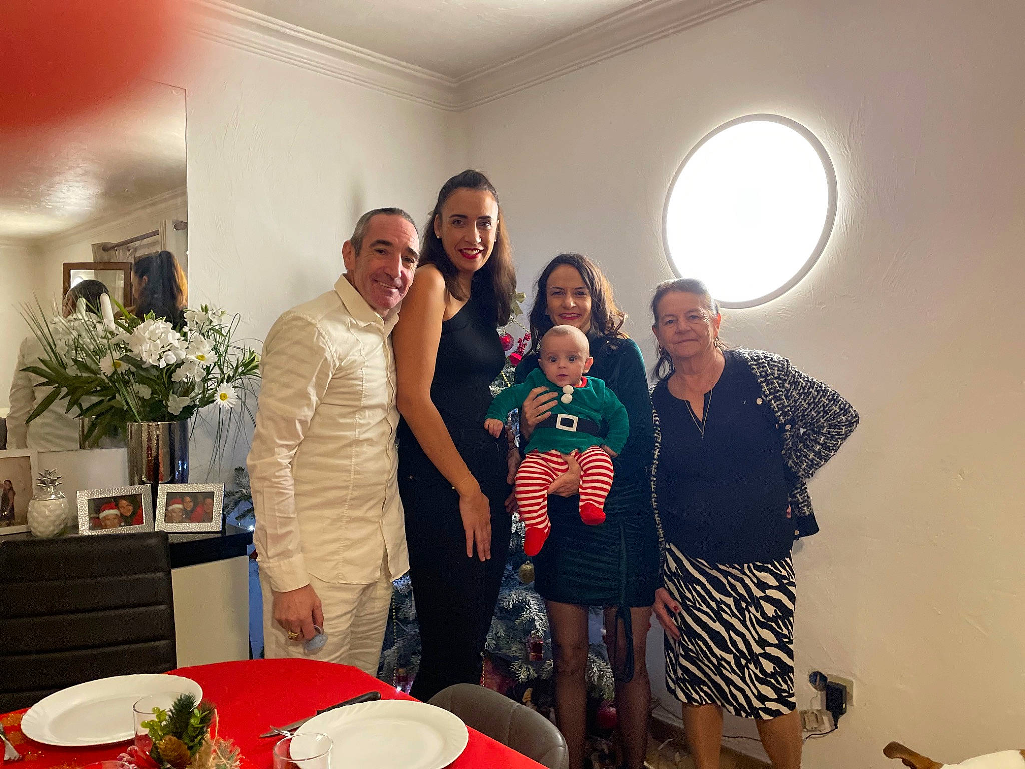 Livio a rejoint le concours — aidez-le/la à gagner de superbes lots ! chair, couch, design, dishware, event, fun, furniture, happy, houseplant, interior_design, joy, living_room, person, plant, plate, platter, room, shorts, smile, surprise