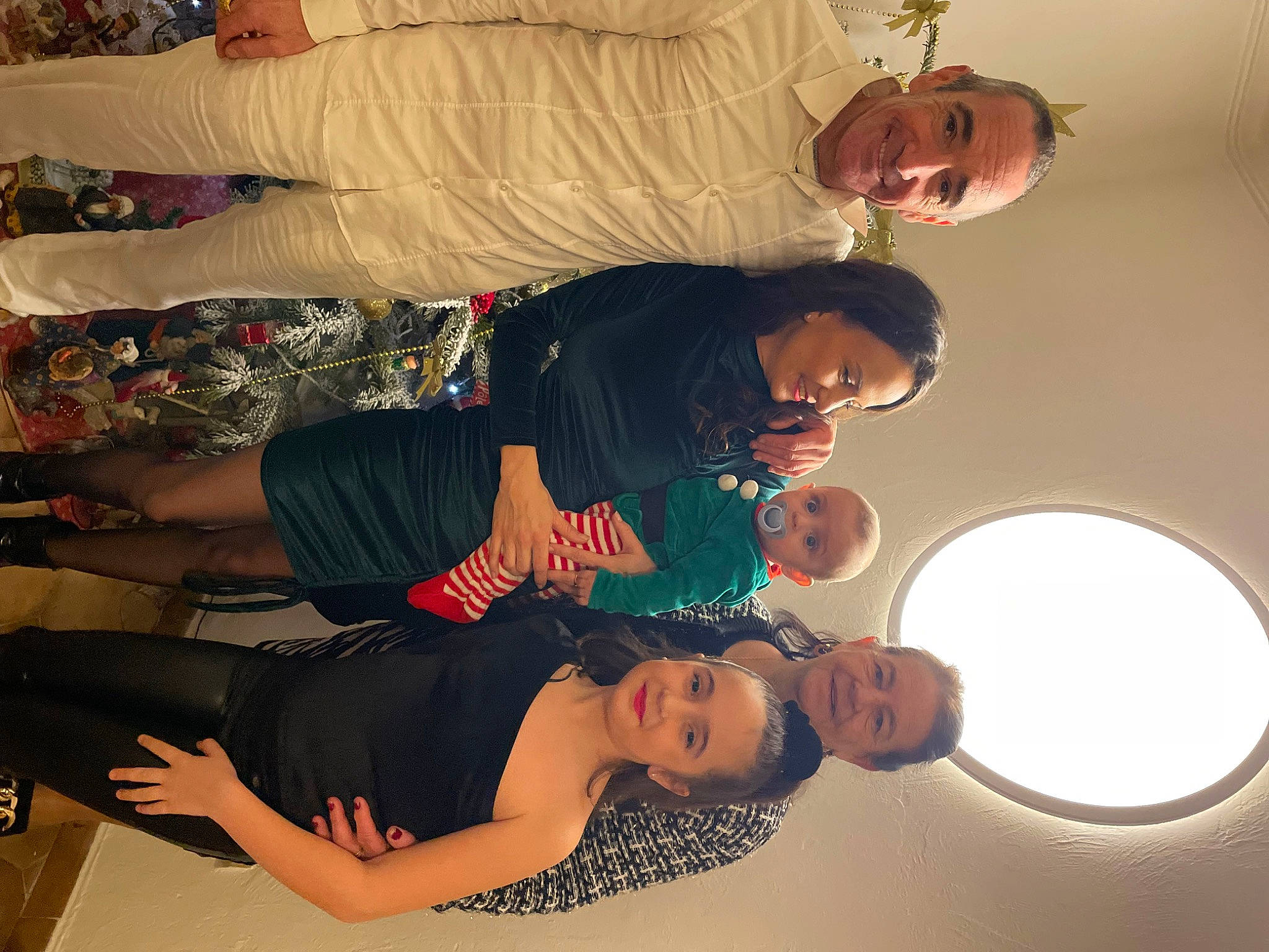 Livio a rejoint le concours — aidez-le/la à gagner de superbes lots ! beauty, comfort, cool, elbow, event, eyewear, fashion_design, finger, fun, gesture, hairstyle, happy, joy, lap, organ, person, photograph, room, snapshot, surprise