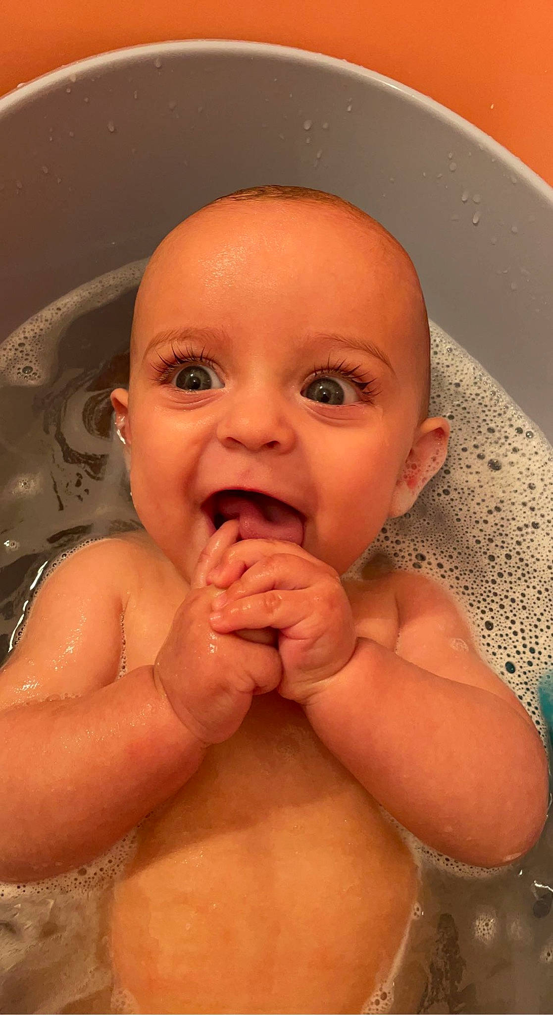Livio participe au concours pour gagner de l'argent avec cette photo : arm, baby, baby_bathing, bathing, cheek, ear, eyebrow, eyelash, facial_expression, fluid, gesture, human_body, lip, mouth, nose, organ, person, skin, smile, stomach