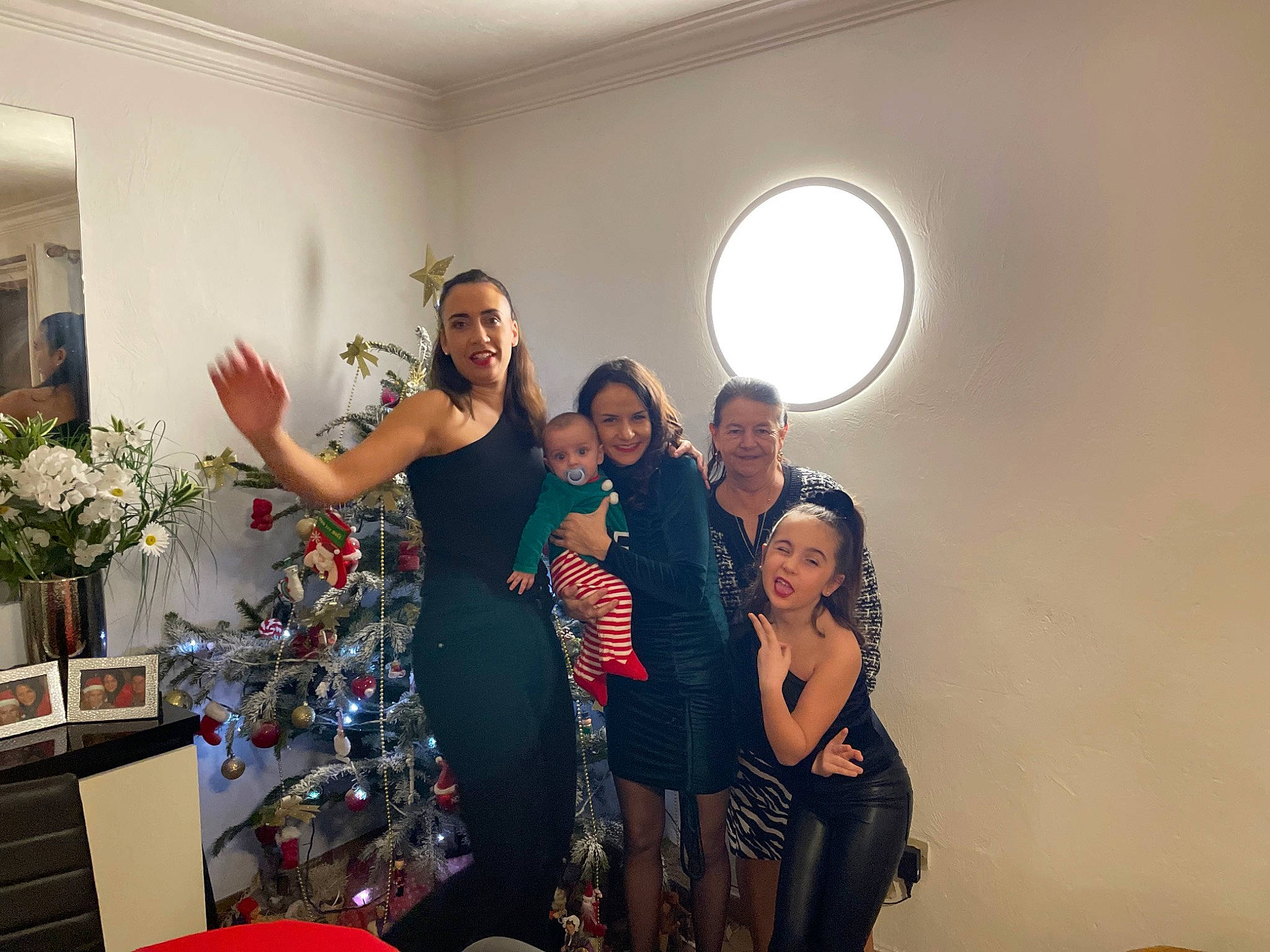 Livio participe au concours pour gagner de l'argent avec cette photo : ceiling, chair, conversation, couch, event, eyewear, flash_photography, flower, flowerpot, fun, happy, holiday, houseplant, joy, leisure, living_room, party, person, plant, room