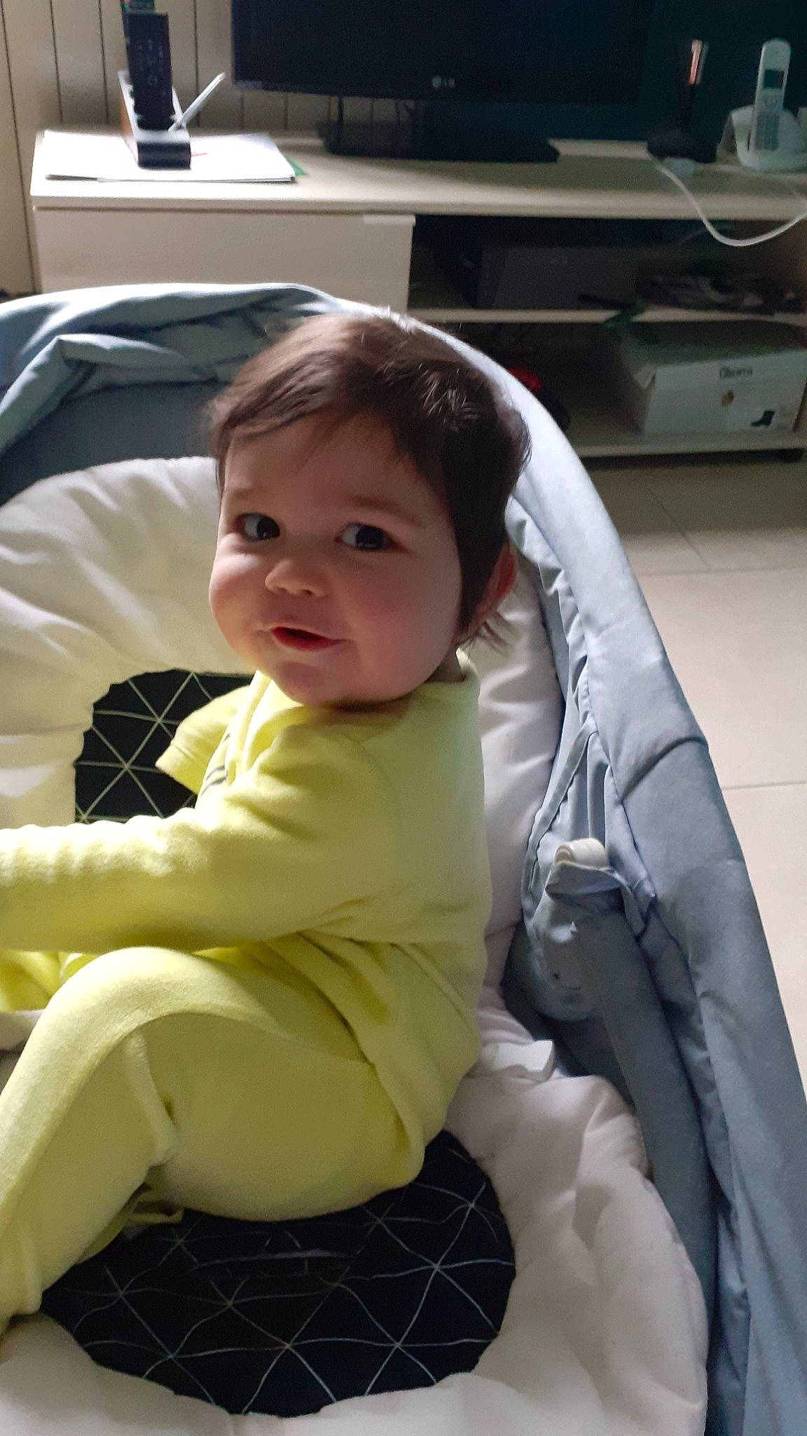 Timéo participe au concours pour gagner de l'argent avec cette photo : baby, car_seat, child, person, sitting, toddler