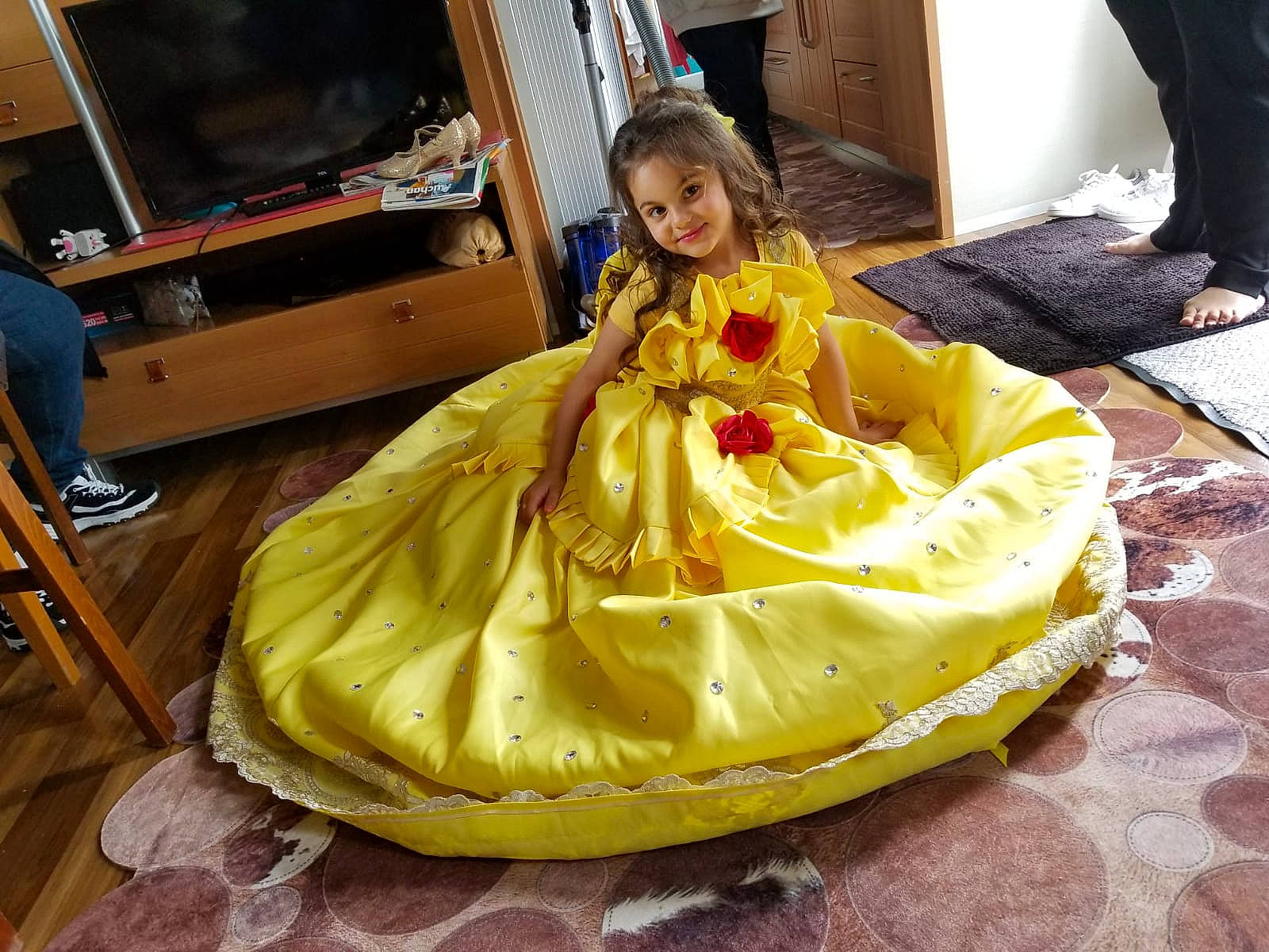 Djaylie a rejoint le concours — aidez-le/la à gagner de superbes lots ! art, costume_design, dress, entertainment, event, face, fashion_design, flooring, formal_wear, fun, gown, happy, haute_couture, home_appliance, joy, leisure, person, room, smile, television