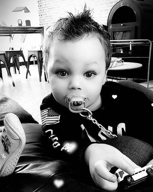 Noan participe au concours pour gagner de l'argent avec cette photo : baby, black, black_and_white, chair, child, cool, eyelash, eyewear, flash_photography, fun, hairstyle, happy, monochrome, monochrome_photography, person, room, sitting, snapshot, style, toddler