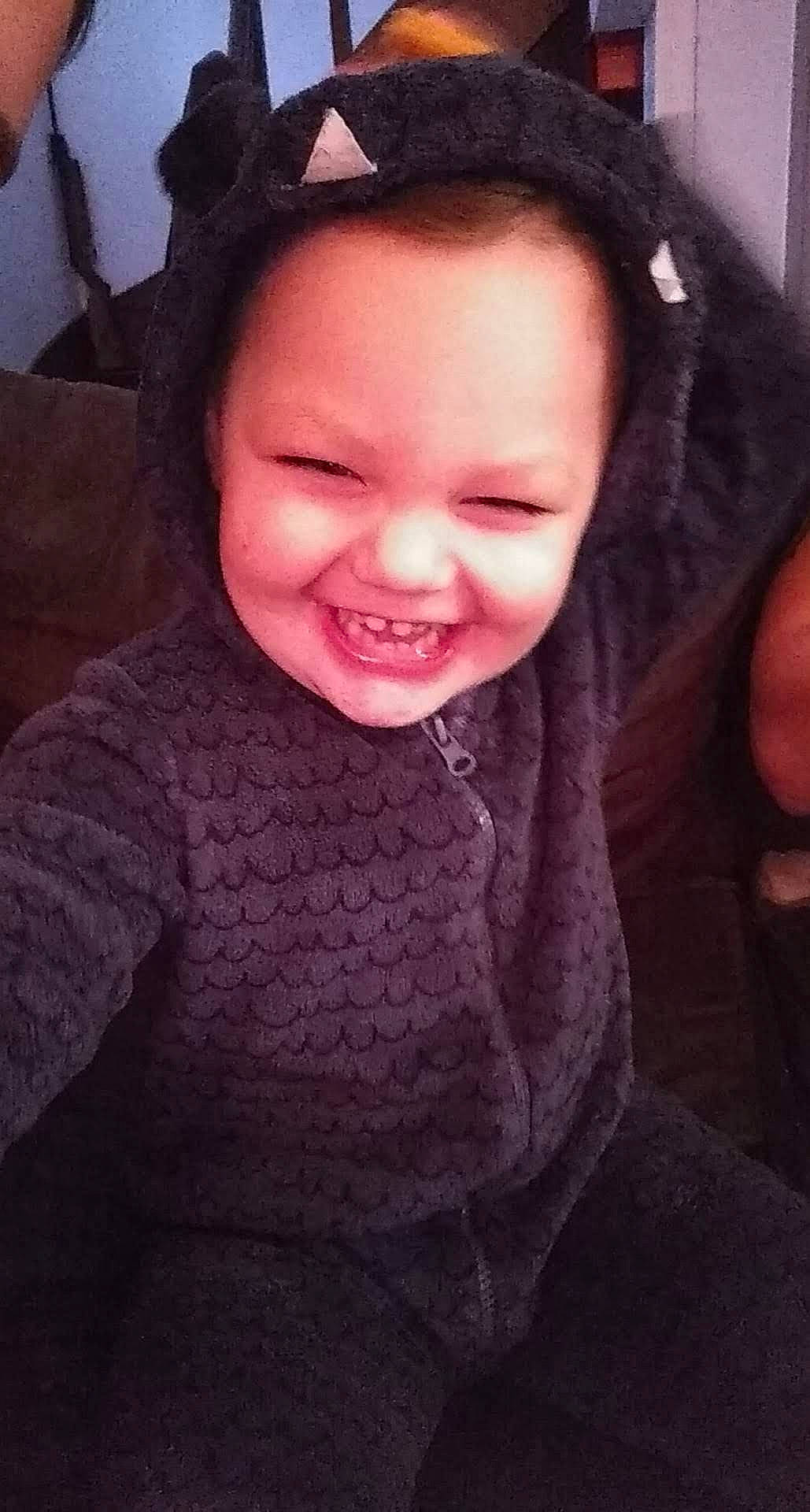 Noan participe au concours pour gagner de l'argent avec cette photo : cheek, chin, ear, eye, eyebrow, face, facial_expression, flash_photography, hair, head, jaw, joy, lip, mouth, neck, nose, person, purple, skin, sleeve