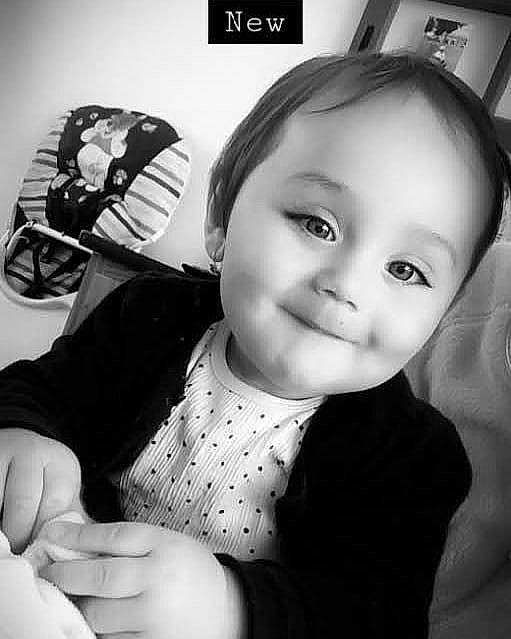 Mila participe au concours pour gagner de l'argent avec cette photo : black, black_and_white, child, cool, eyelash, finger, flash_photography, gesture, happy, joy, lip, monochrome, monochrome_photography, nose, person, product, sleeve, smile, style, tableware