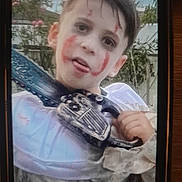 Clement a rejoint le concours — aidez-le/la à gagner de superbes lots ! child, face_paint, costume, chainsaw, toy, outdoor, garden, spooky, halloween, makeup, playful, smile, person, young, portrait, hand, hair, clothing, expression, daylight