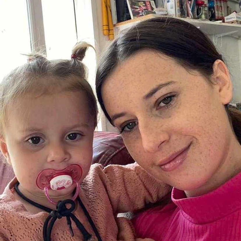 Helena Catalia participe au concours pour gagner de l'argent avec cette photo : accessories, adult, baby, clothing, coat, couch, face, female, furniture, glasses, head, indoors, people, person, photoframe, photography, portrait, shelf, t_shirt, woman