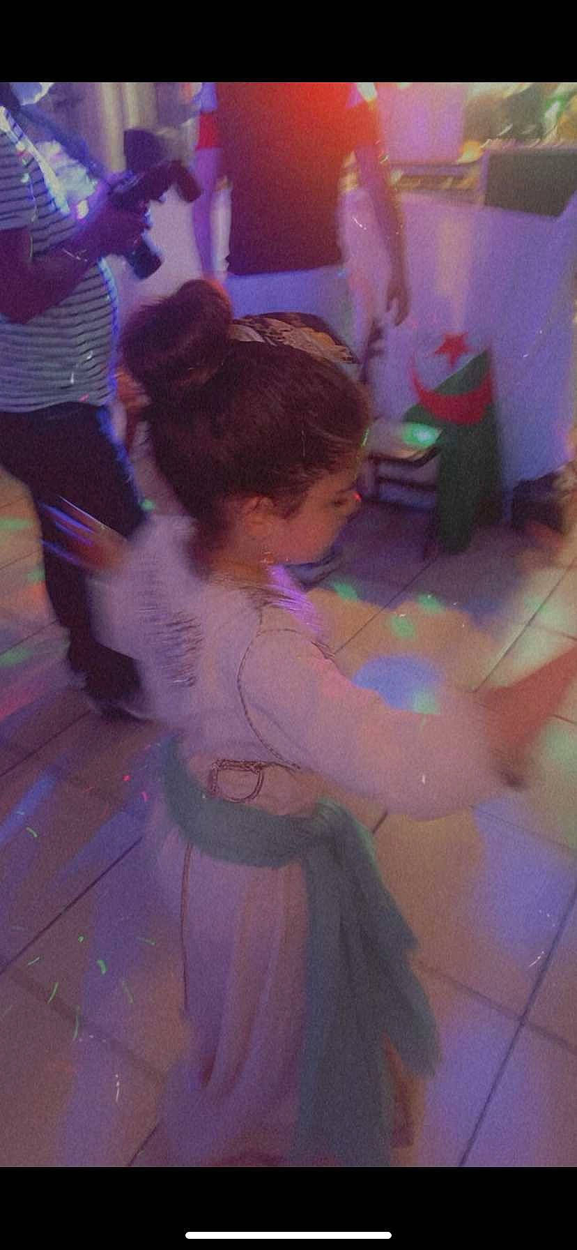 Manelle a rejoint le concours — aidez-le/la à gagner de superbes lots ! chair, child, dance, entertainment, event, fashion_design, flooring, fun, happy, leisure, magenta, night, party, performance_art, performing_arts, person, pink, plant, purple, toddler