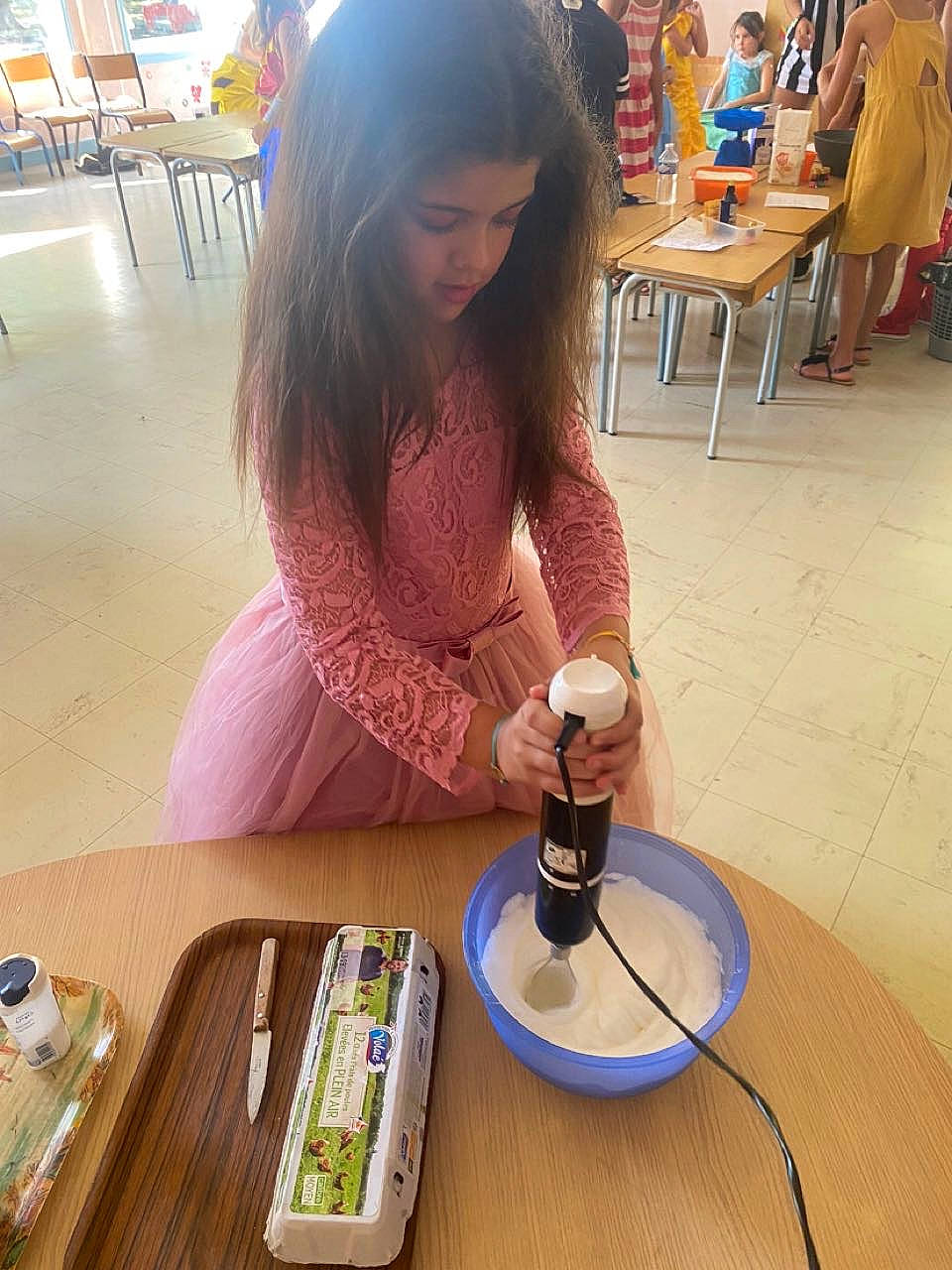 Manelle a rejoint le concours — aidez-le/la à gagner de superbes lots ! audio_equipment, chair, design, drink, drinkware, eyewear, fashion_design, flooring, fun, furniture, gadget, indoor_games_and_sports, leisure, mobile_phone, person, recreation, room, snapshot, table, tableware