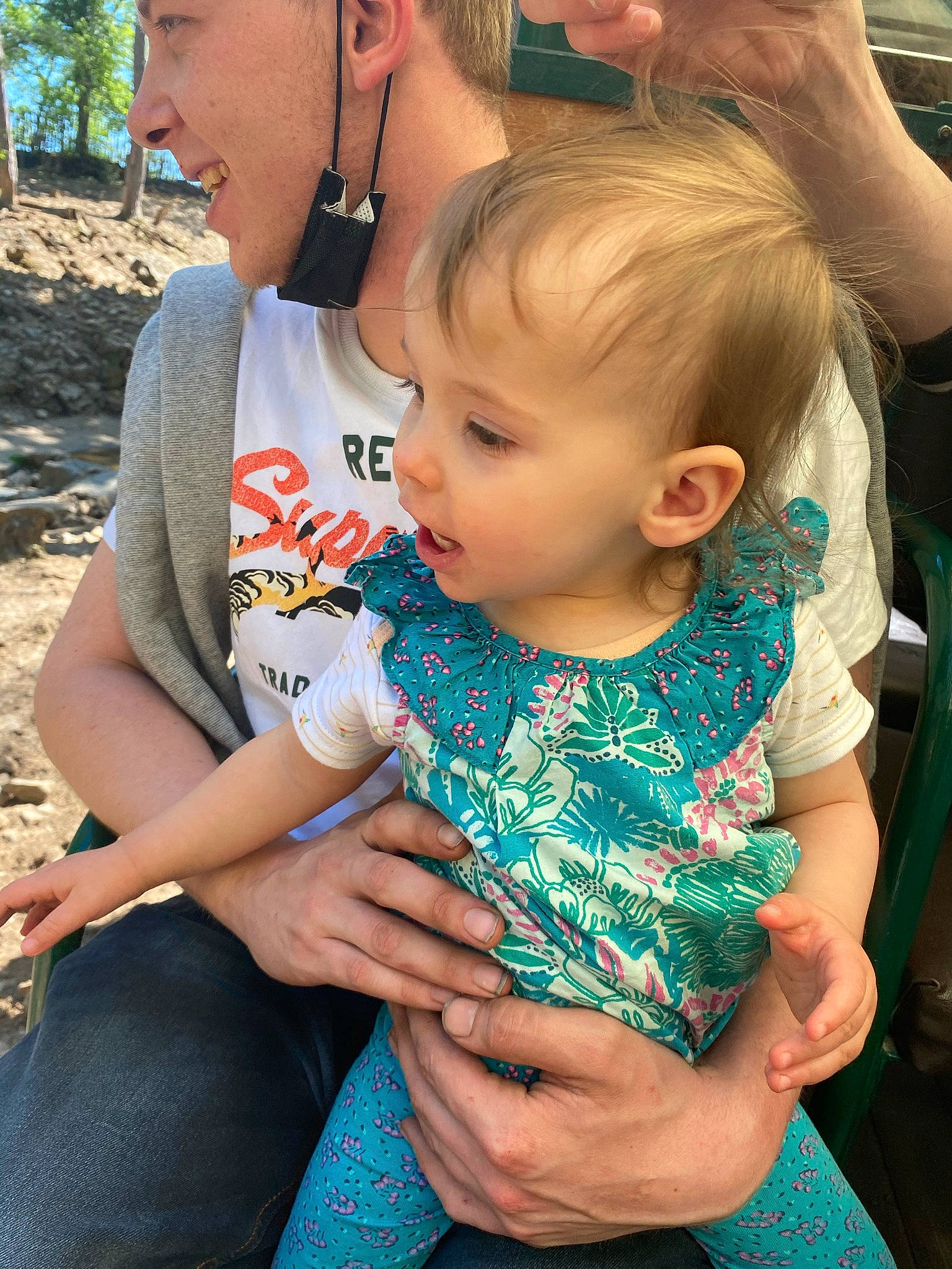 Mila participe au concours pour gagner de l'argent avec cette photo : baby_toddler_clothing, blue, face, facial_expression, finger, fun, green, hairstyle, hand, happy, head, headwear, human, interaction, iris, leaf, organ, person, photograph, product